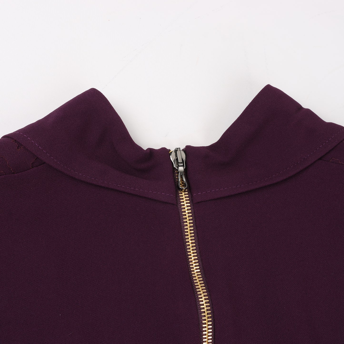 Roland Mouret – Figurbetontes Midikleid mit tiefem V-Ausschnitt in Pflaume – EU 34