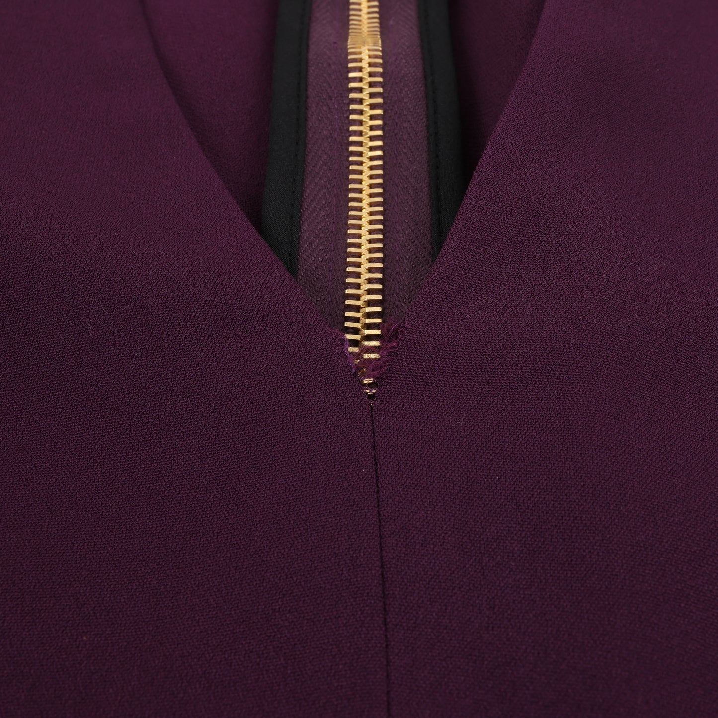Roland Mouret – Figurbetontes Midikleid mit tiefem V-Ausschnitt in Pflaume – EU 34
