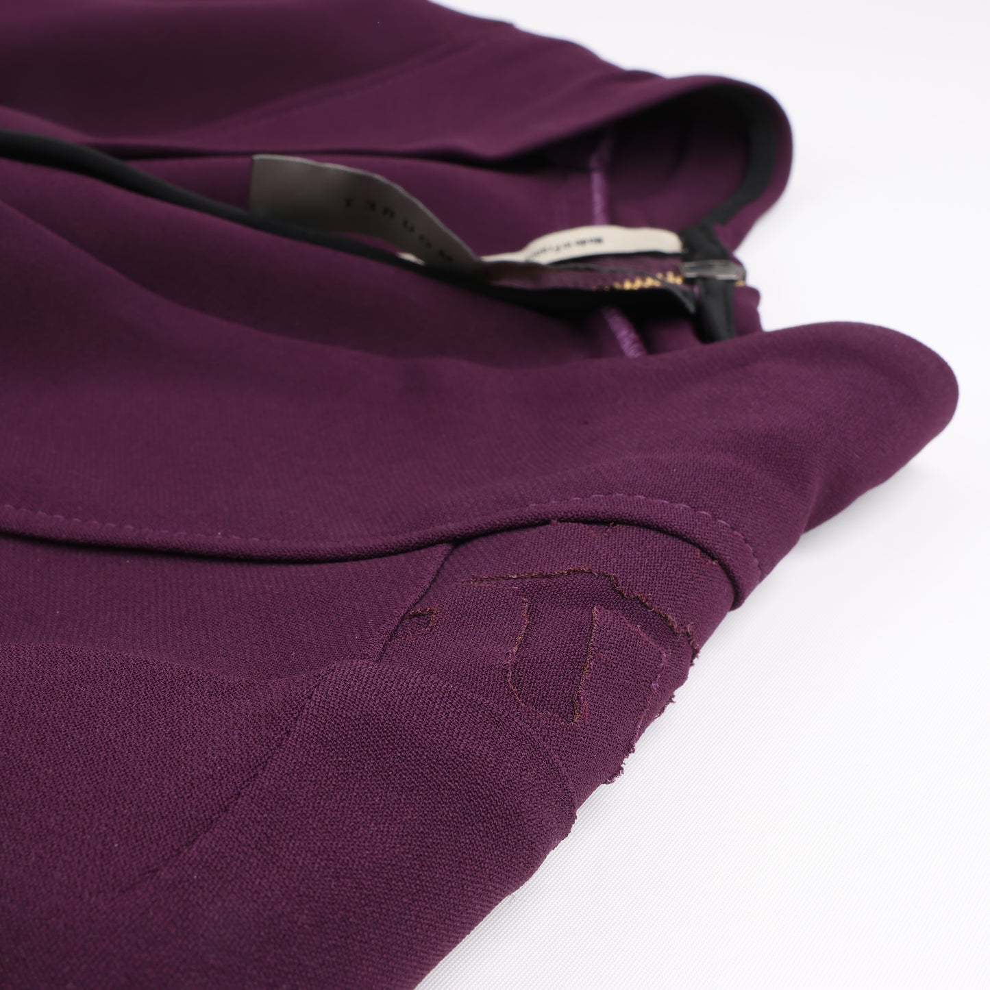 Roland Mouret – Figurbetontes Midikleid mit tiefem V-Ausschnitt in Pflaume – EU 34