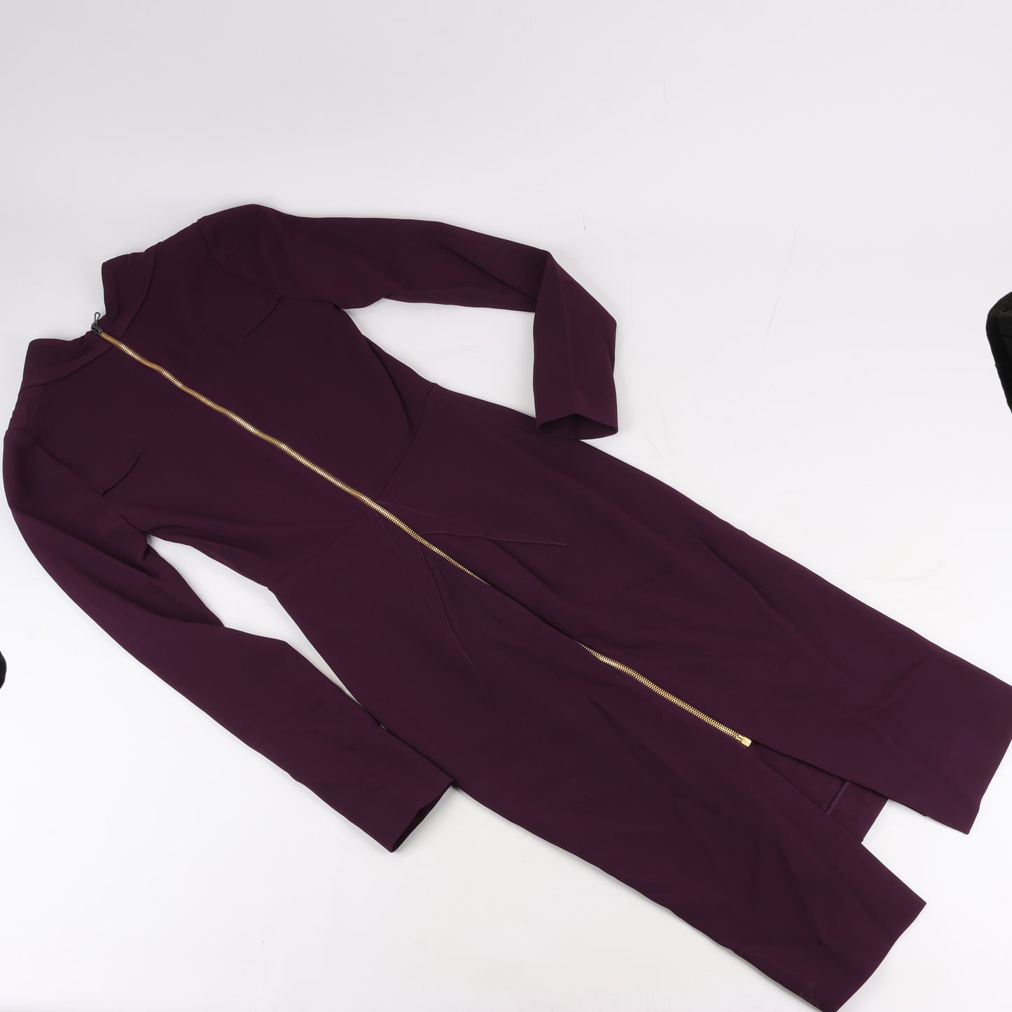 Roland Mouret – Figurbetontes Midikleid mit tiefem V-Ausschnitt in Pflaume – EU 34