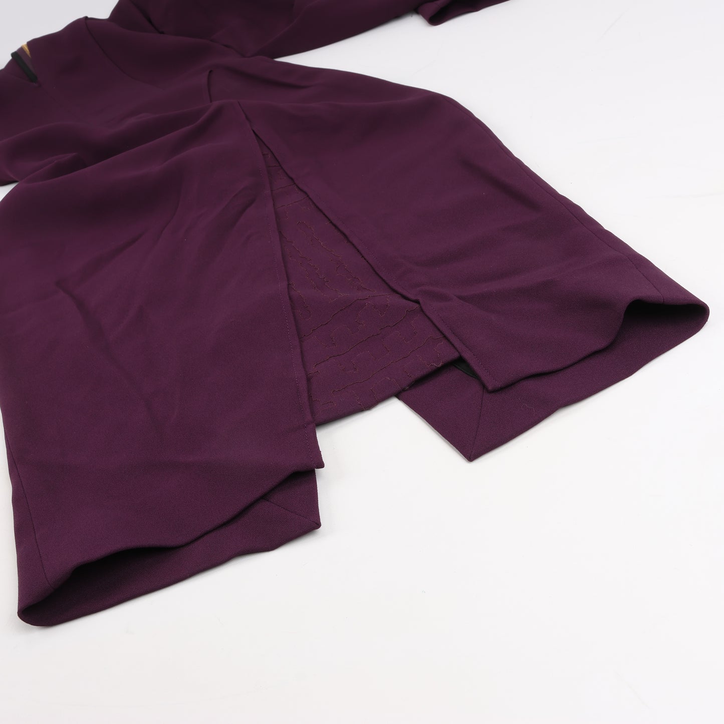 Roland Mouret – Figurbetontes Midikleid mit tiefem V-Ausschnitt in Pflaume – EU 34