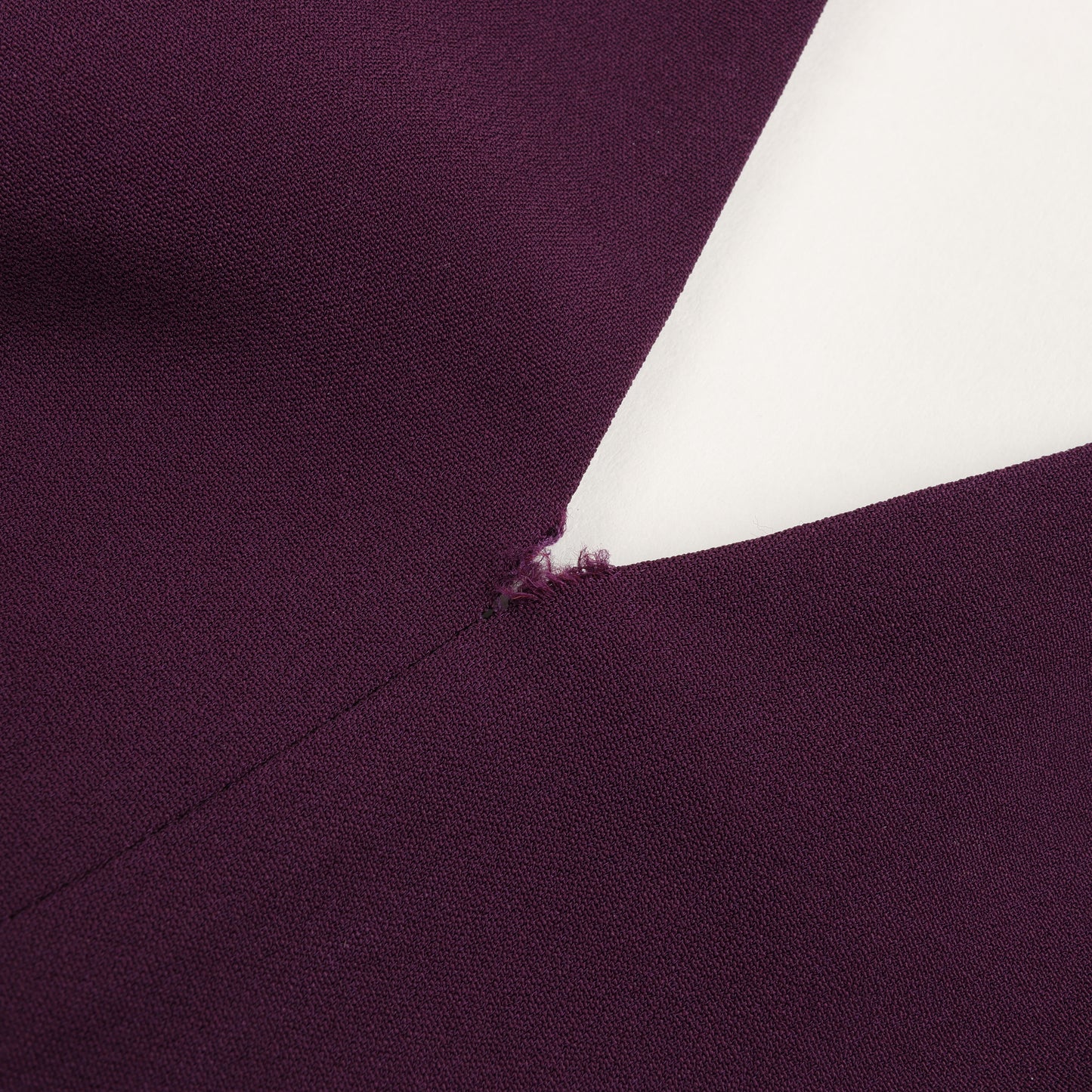 Roland Mouret – Figurbetontes Midikleid mit tiefem V-Ausschnitt in Pflaume – EU 34
