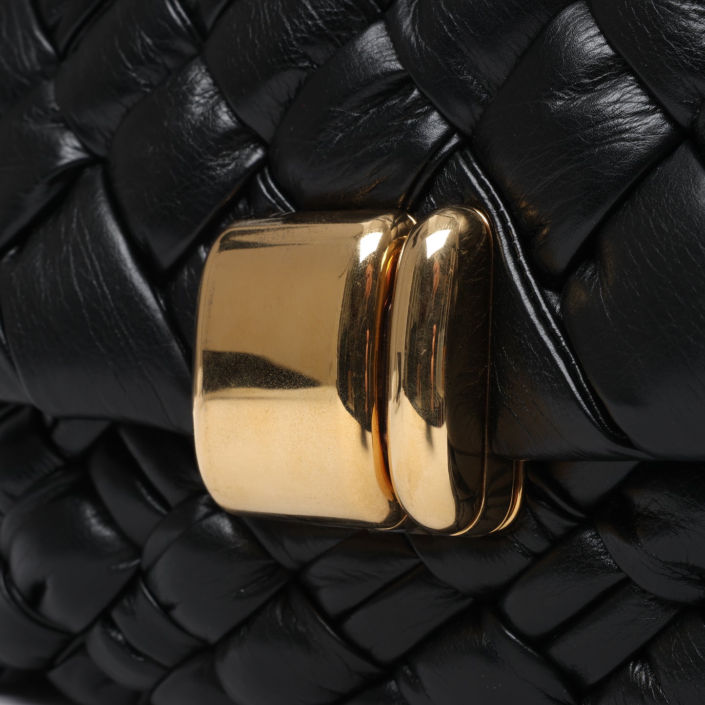Bottega Veneta – Rumple Desiree – Schultertasche aus gewebtem Leder in Schwarz