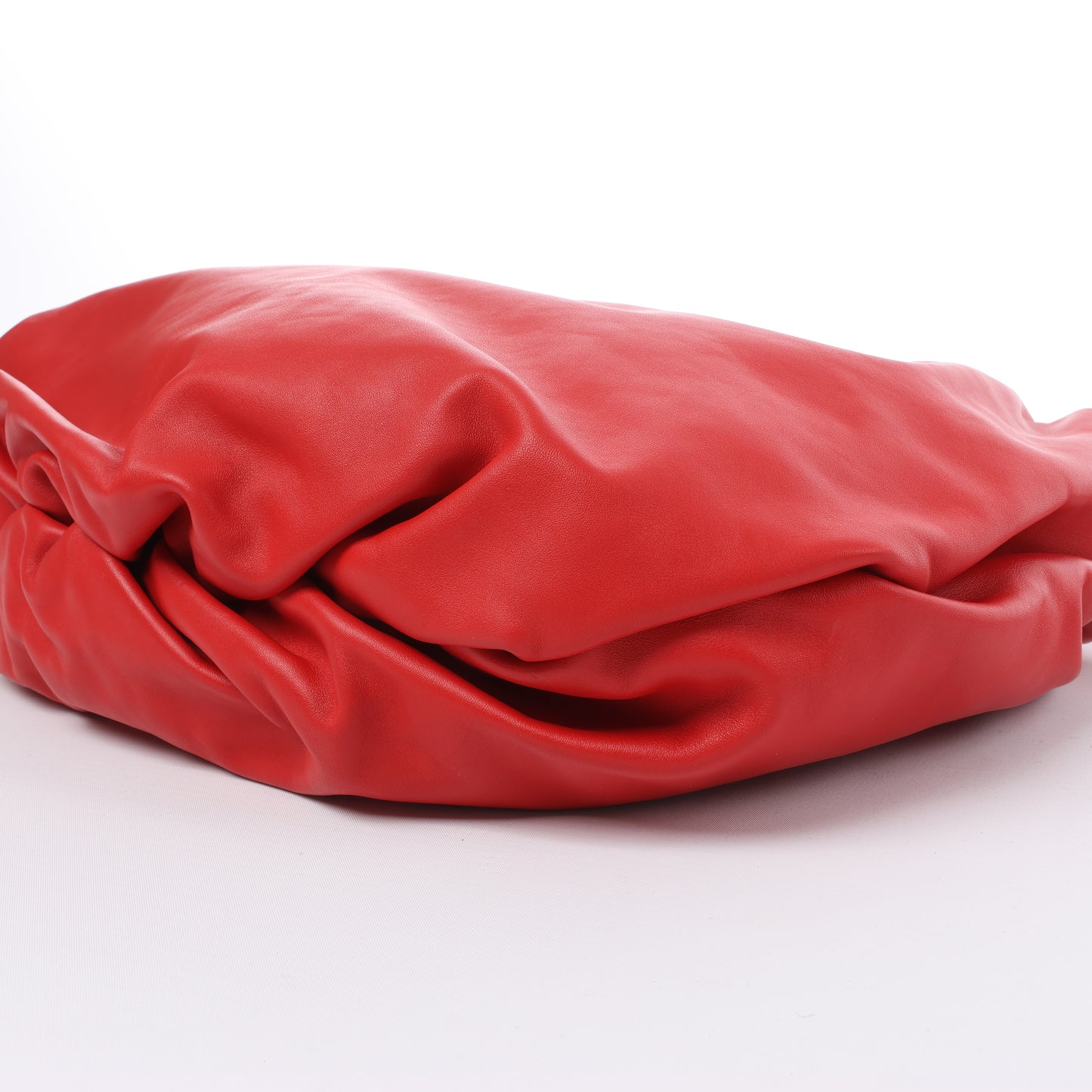 Bottega Veneta Bulb – Schultertasche aus glattem Leder in Rot