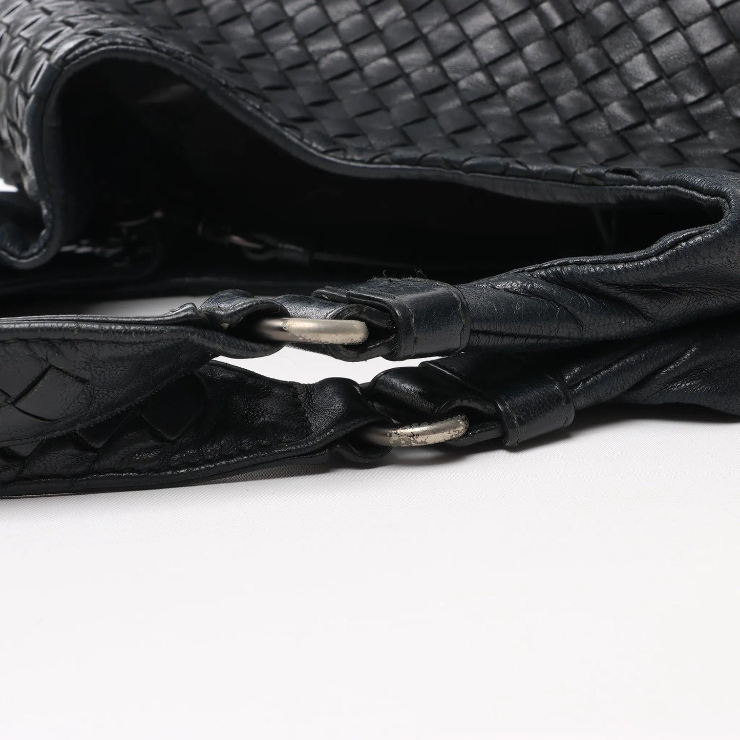 Bottega Veneta Intrecciato Campana Leder Umhängetasche in Schwarz 125787