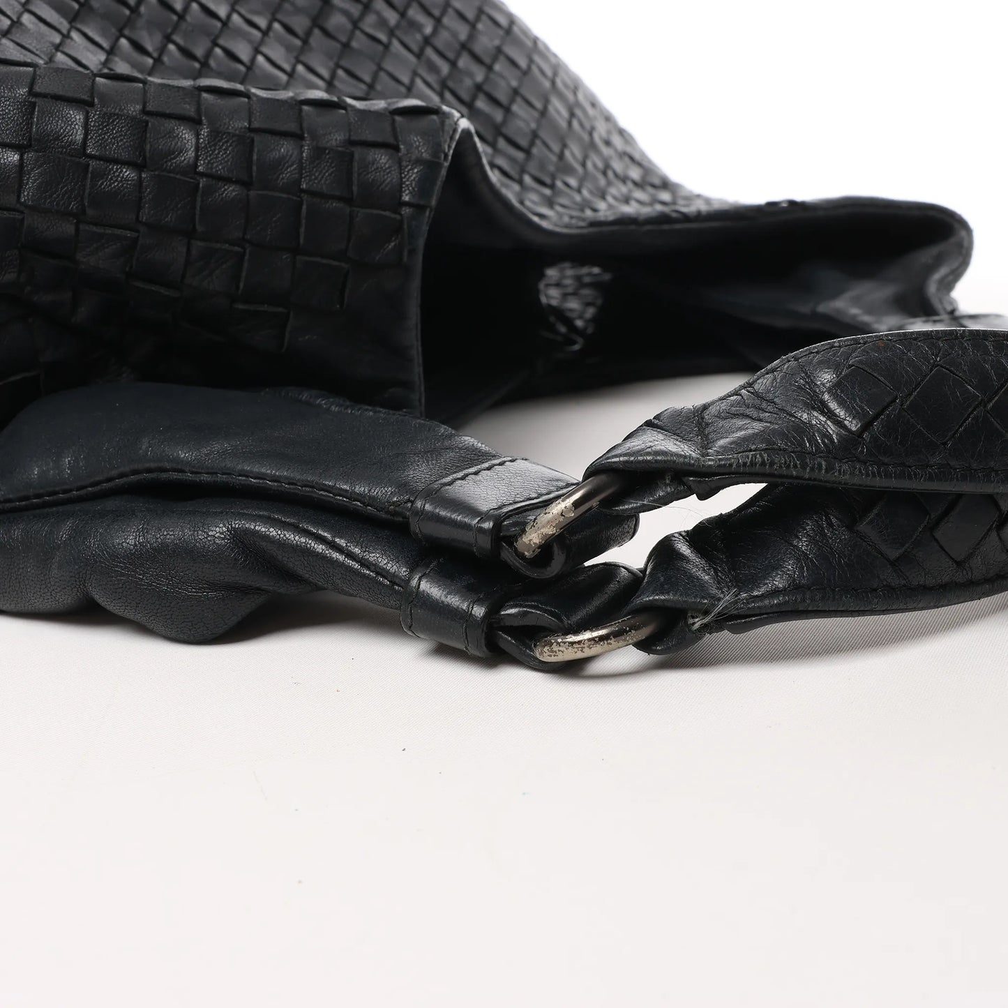 Bottega Veneta Intrecciato Campana Leder Umhängetasche in Schwarz 125787