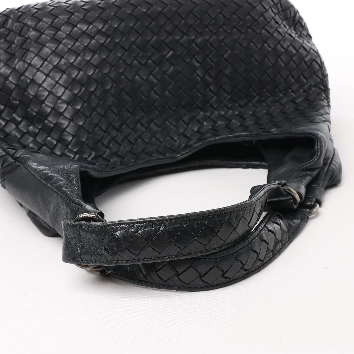 Bottega Veneta Intrecciato Campana Leder Umhängetasche in Schwarz 125787