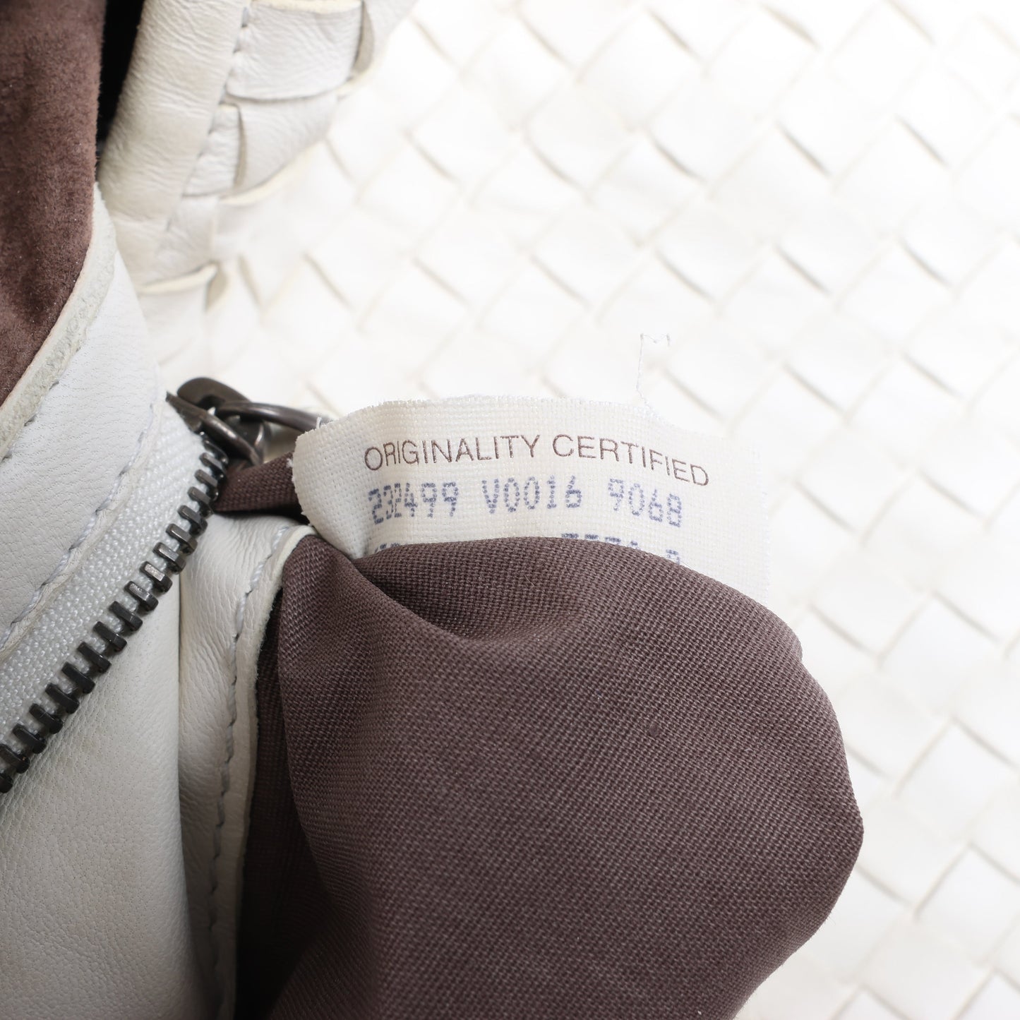 Bottega Veneta Intrecciato Hobo Leder Umhängetasche in Weiß