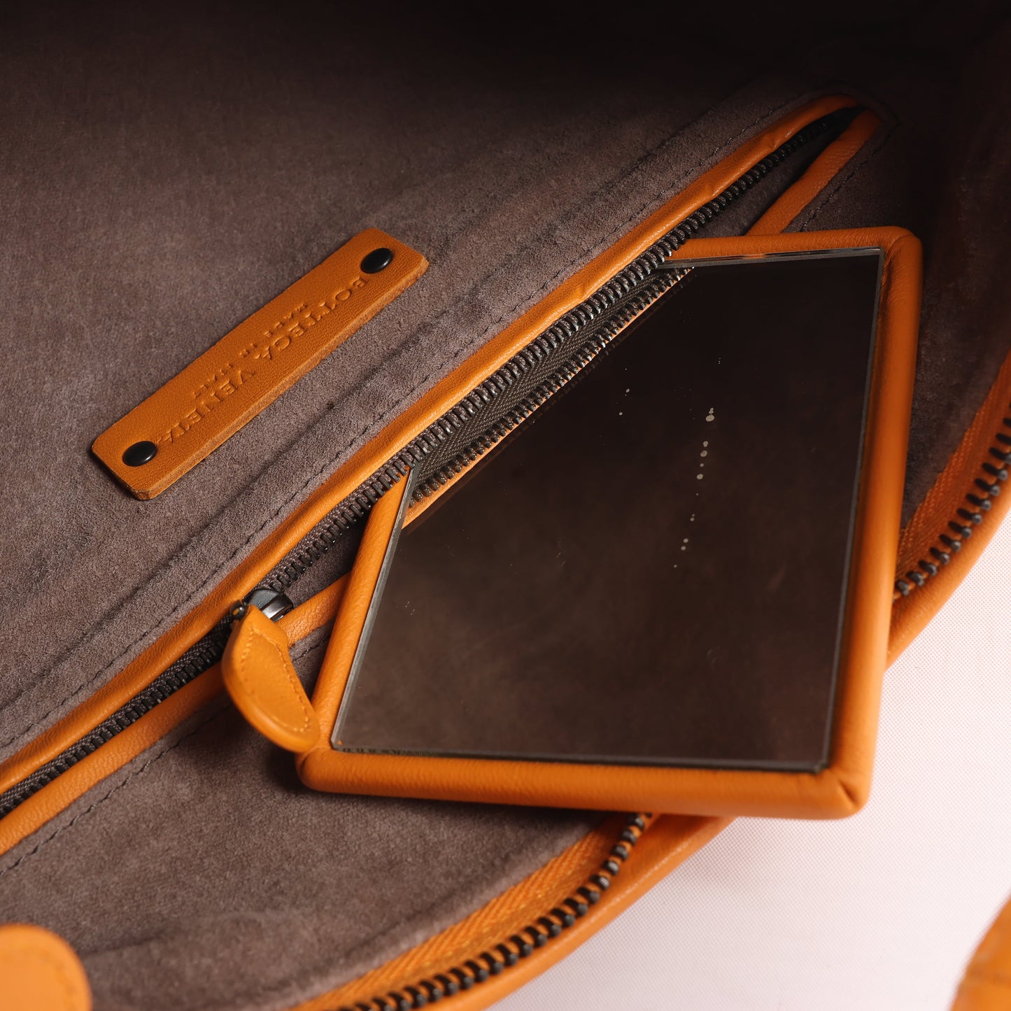 Bottega Veneta Intrecciato Hobo Leder Umhängetasche in Orange