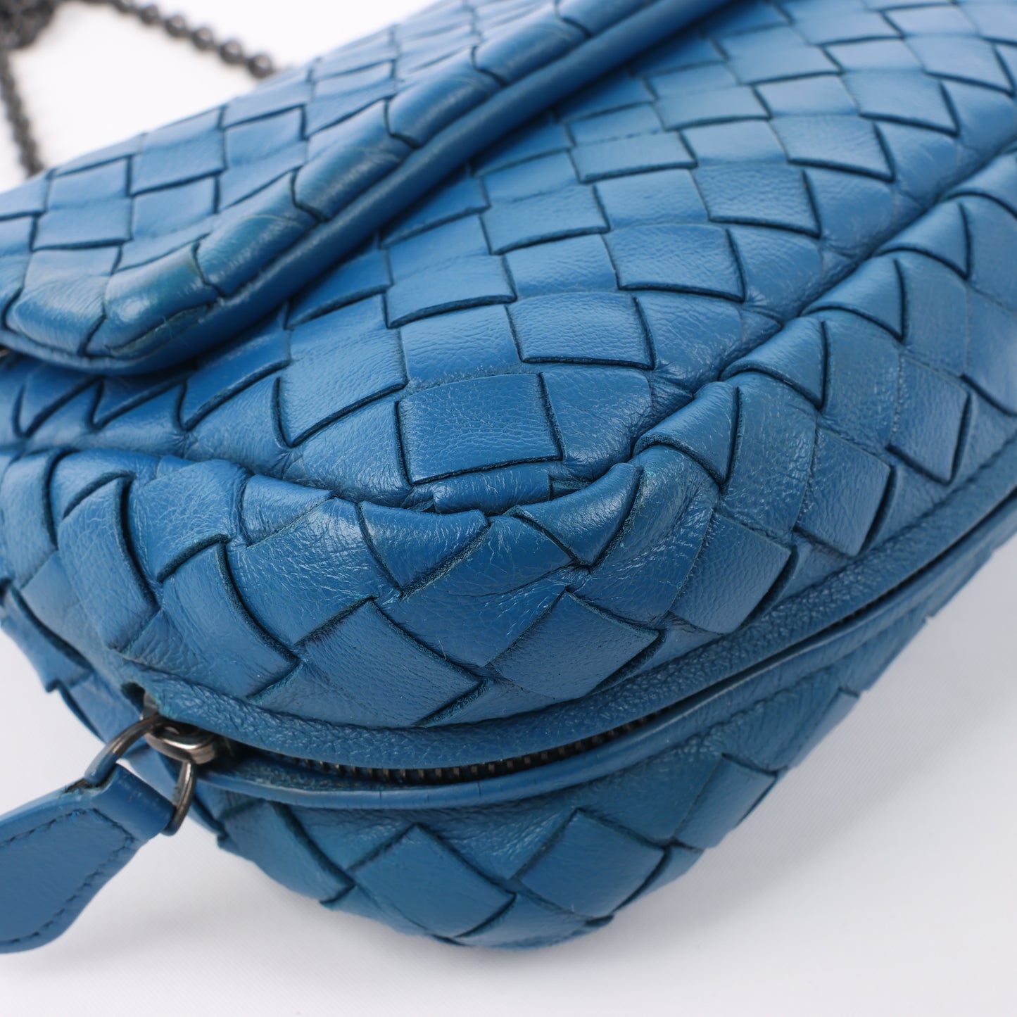 BOTTEGA VENETA Schultertasche aus Intrecciato-Leder mit Kette in Blau
