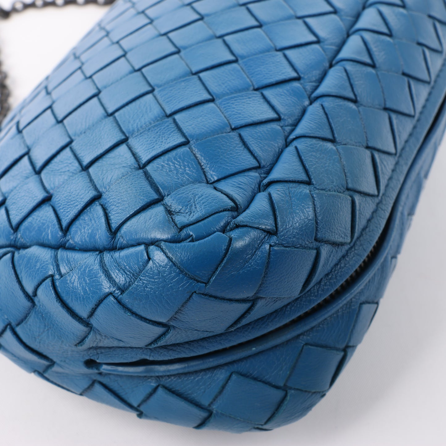 BOTTEGA VENETA Schultertasche aus Intrecciato-Leder mit Kette in Blau
