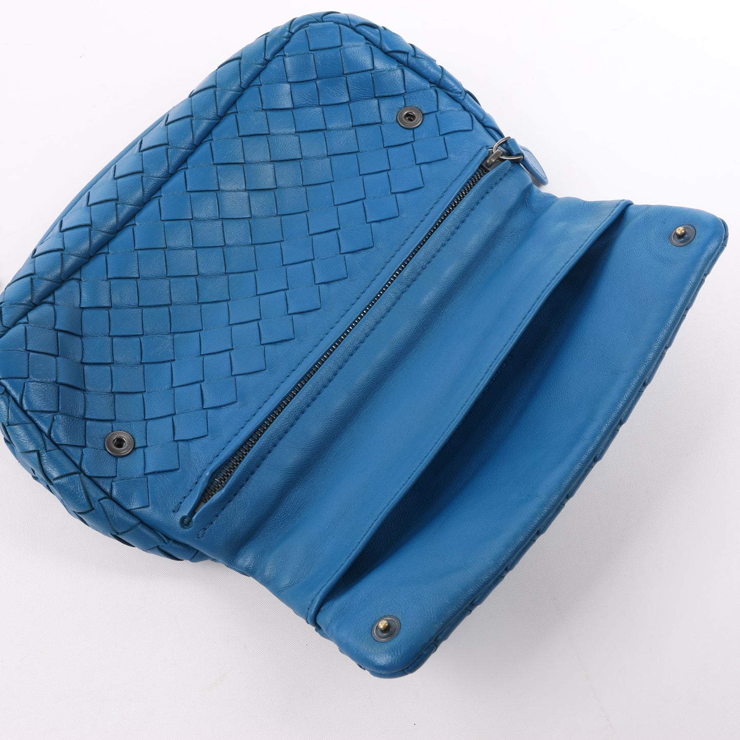 BOTTEGA VENETA Schultertasche aus Intrecciato-Leder mit Kette in Blau