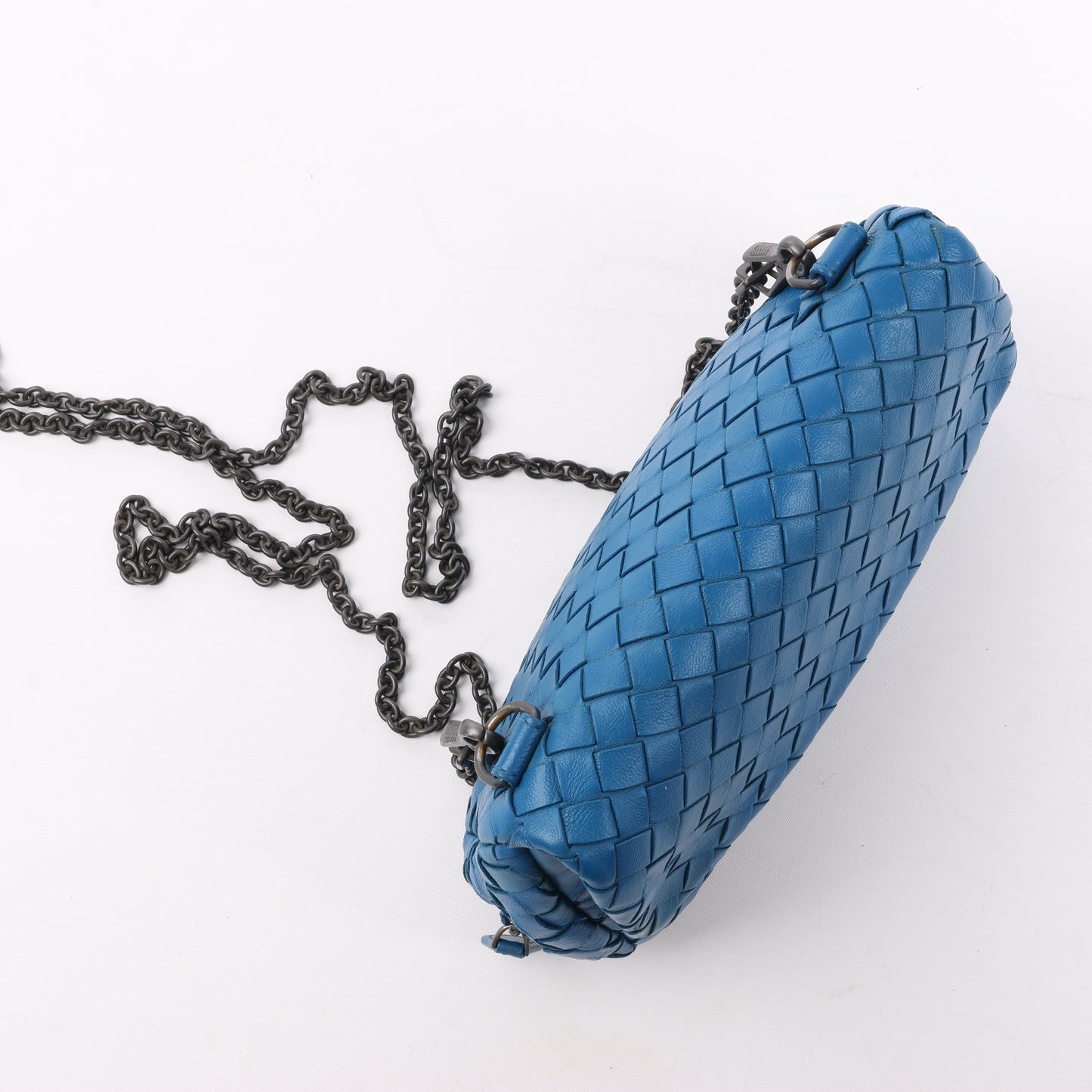 BOTTEGA VENETA Schultertasche aus Intrecciato-Leder mit Kette in Blau