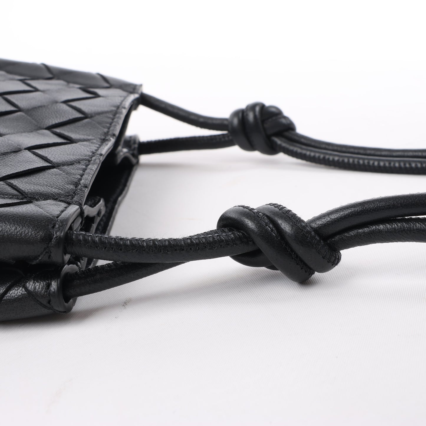 Bottega Veneta Intrecciato Leder Umhängetasche in Schwarz