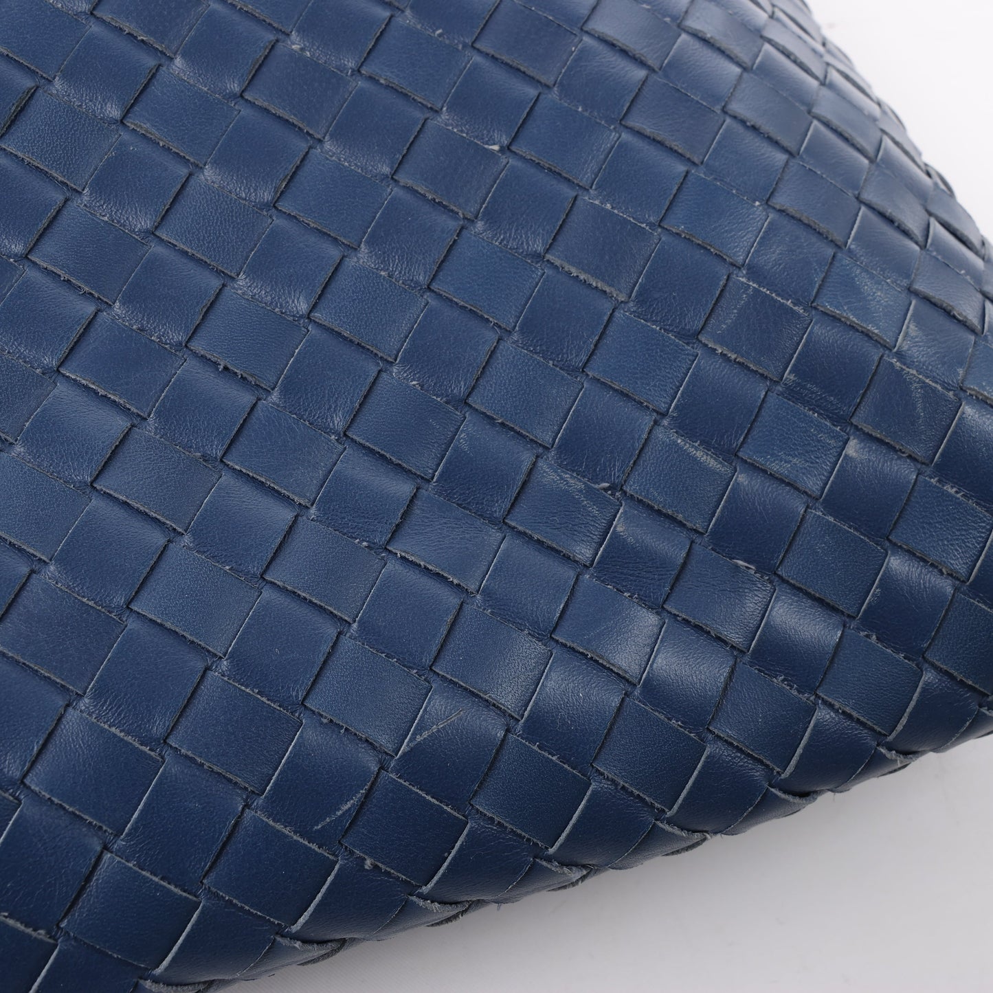 Bottega Veneta Nappa Intrecciato VN Umhängetasche in Blau 161623