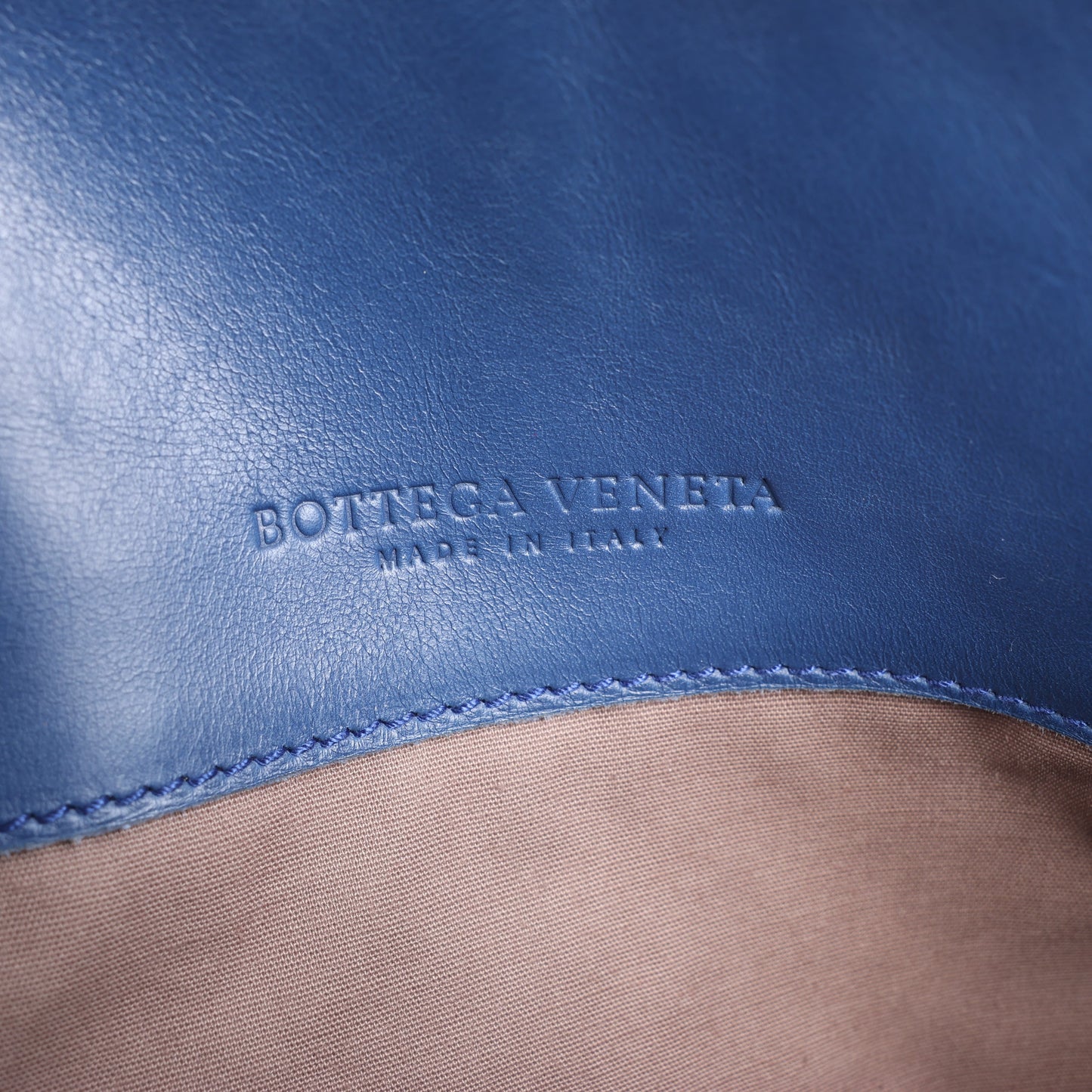 Bottega Veneta Nappa Intrecciato VN Umhängetasche in Blau 161623