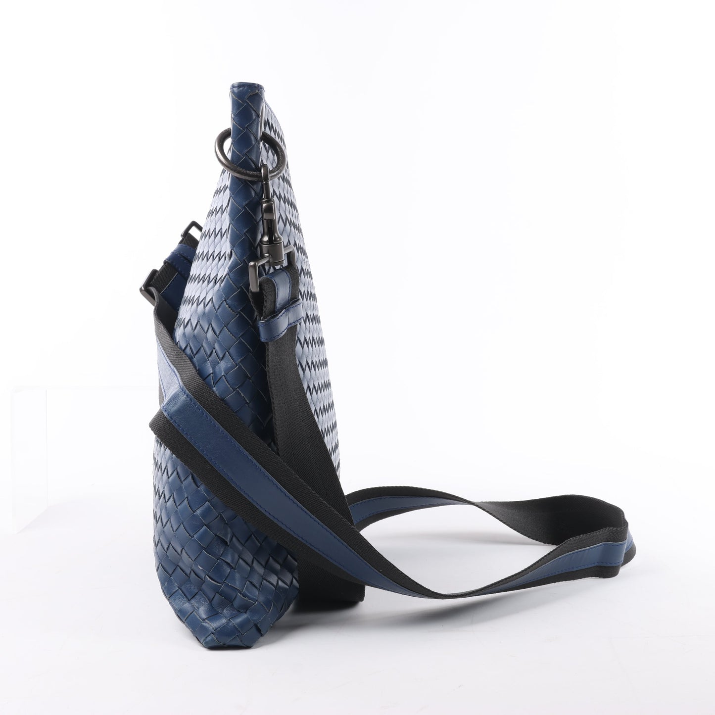 Bottega Veneta Nappa Intrecciato VN Umhängetasche in Blau 161623
