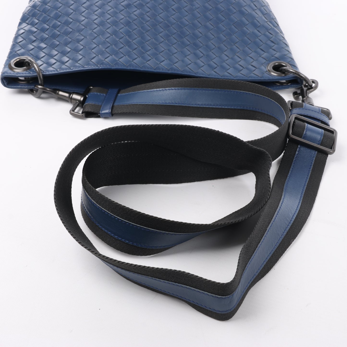 Bottega Veneta Nappa Intrecciato VN Umhängetasche in Blau 161623