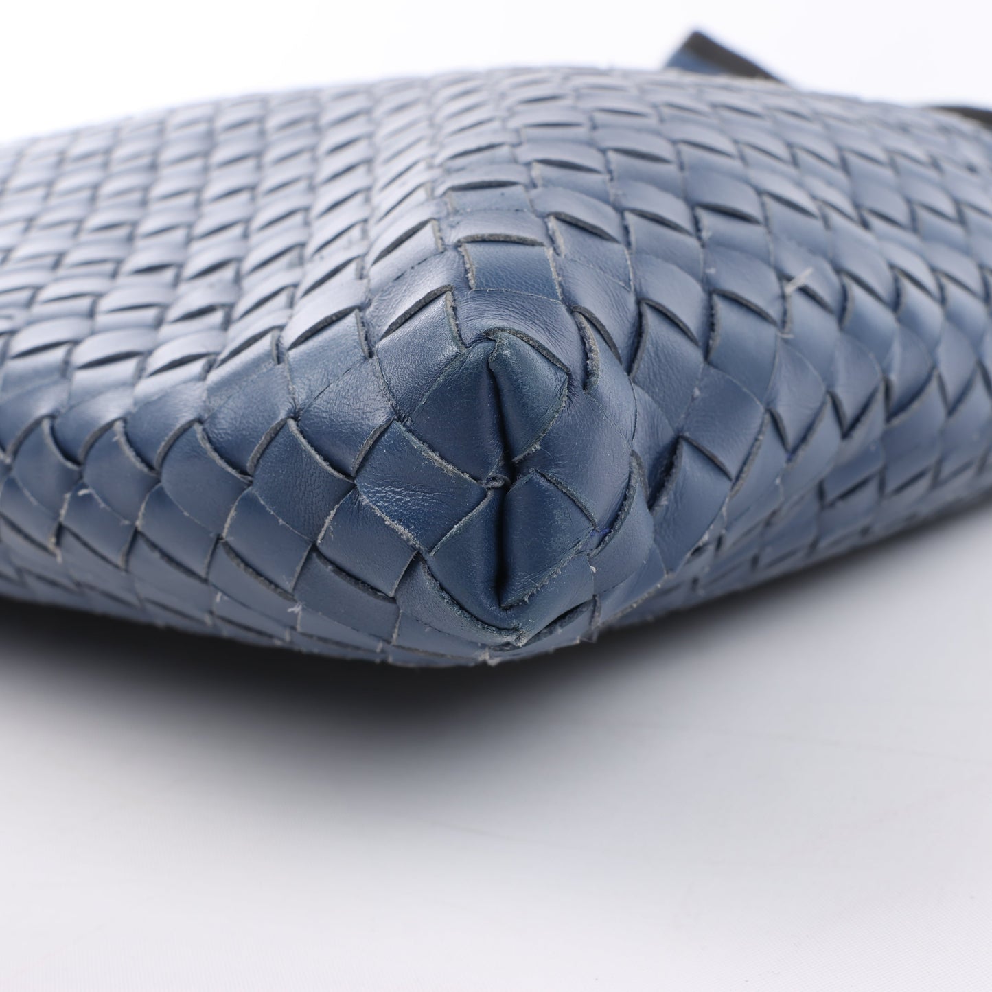 Bottega Veneta Nappa Intrecciato VN Umhängetasche in Blau 161623