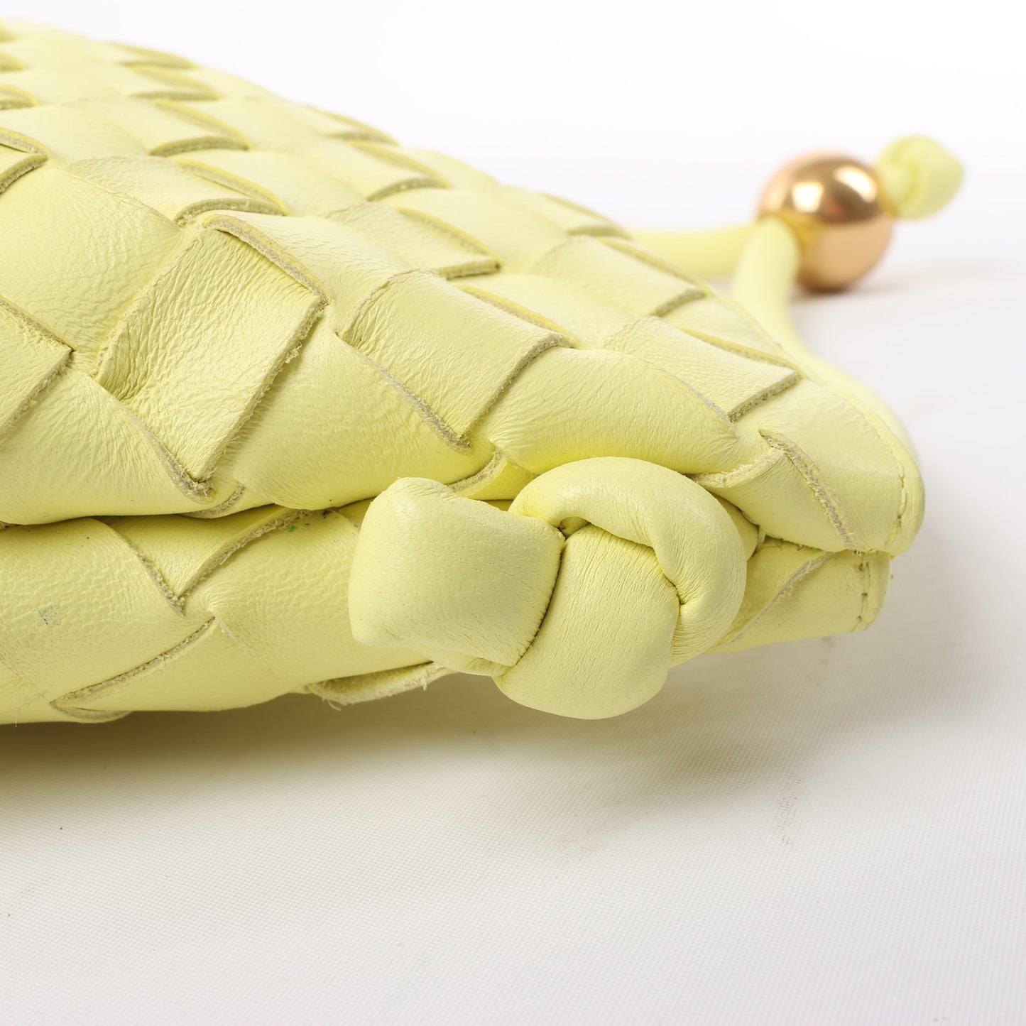 Bottega Veneta Intrecciato Medium Turns Pouch Schultertasche aus Leder in Gelb