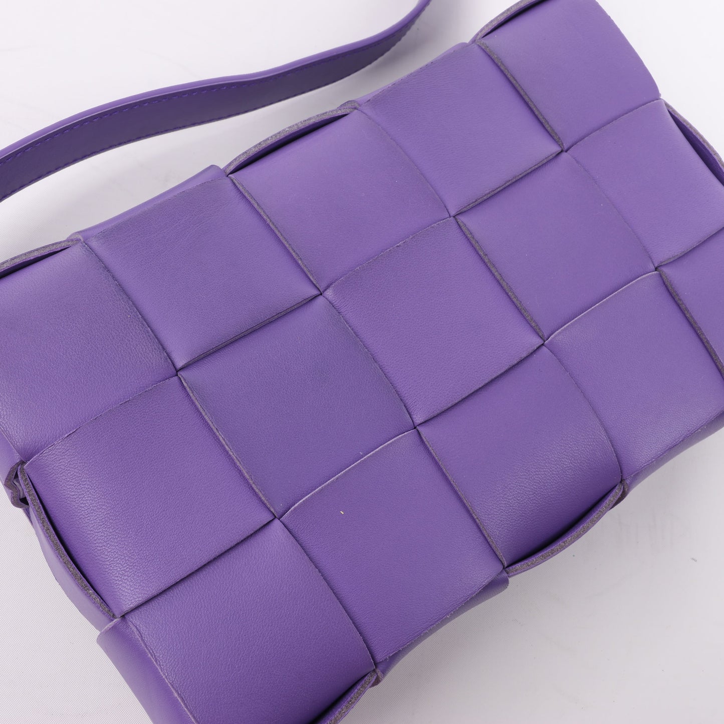 Bottega Veneta Maxi Intrecciato Kassetten-Umhängetasche aus Leder in Lila