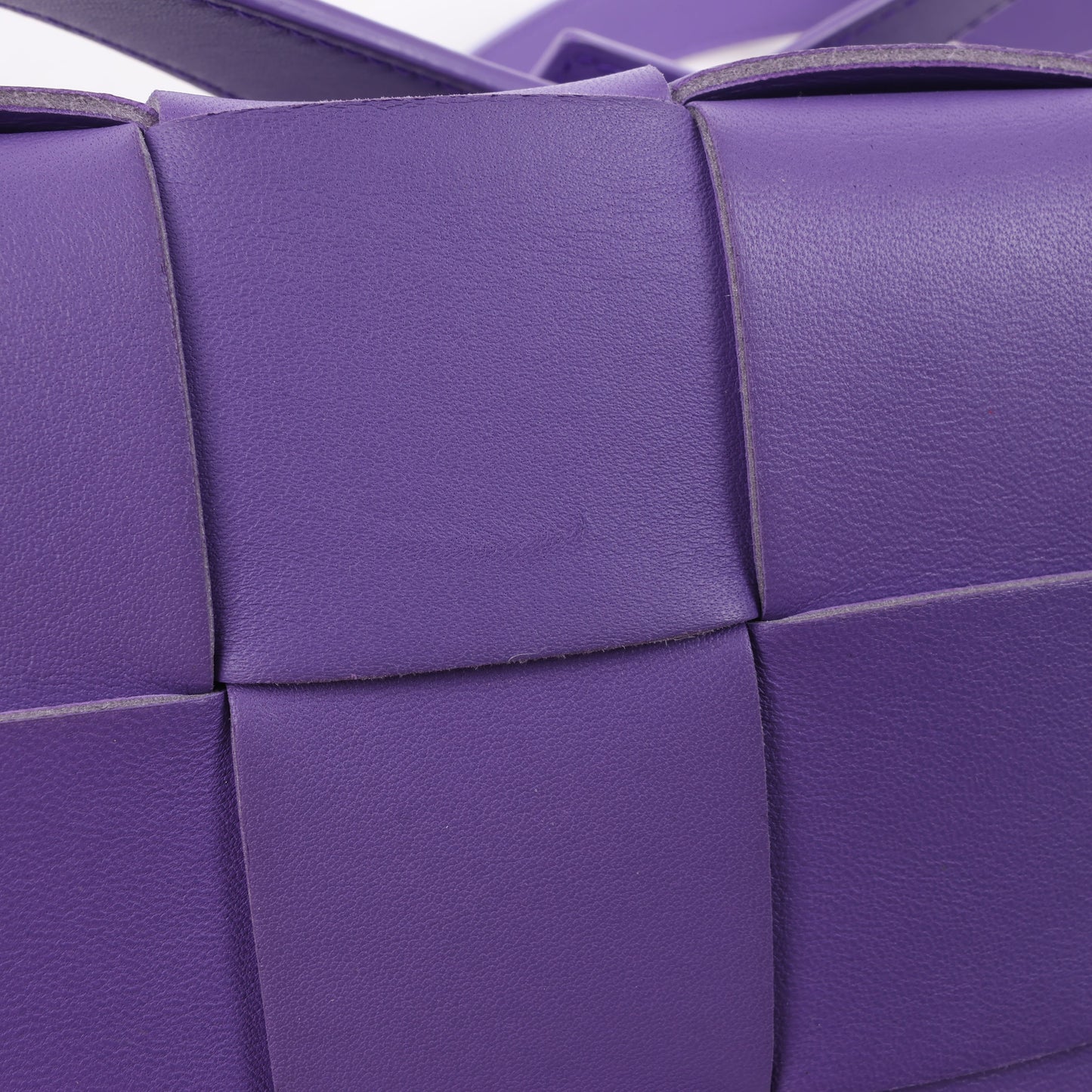 Bottega Veneta Maxi Intrecciato Kassetten-Umhängetasche aus Leder in Lila