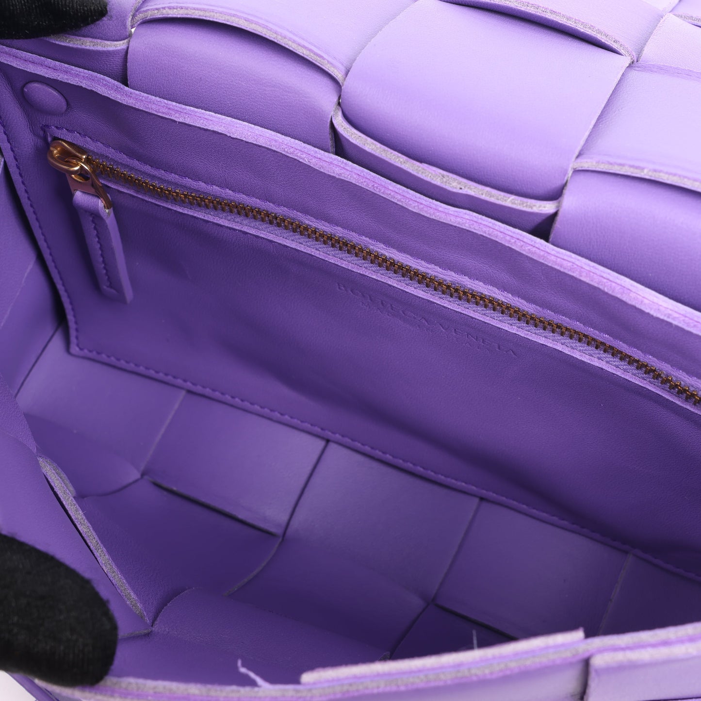 Bottega Veneta Maxi Intrecciato Kassetten-Umhängetasche aus Leder in Lila