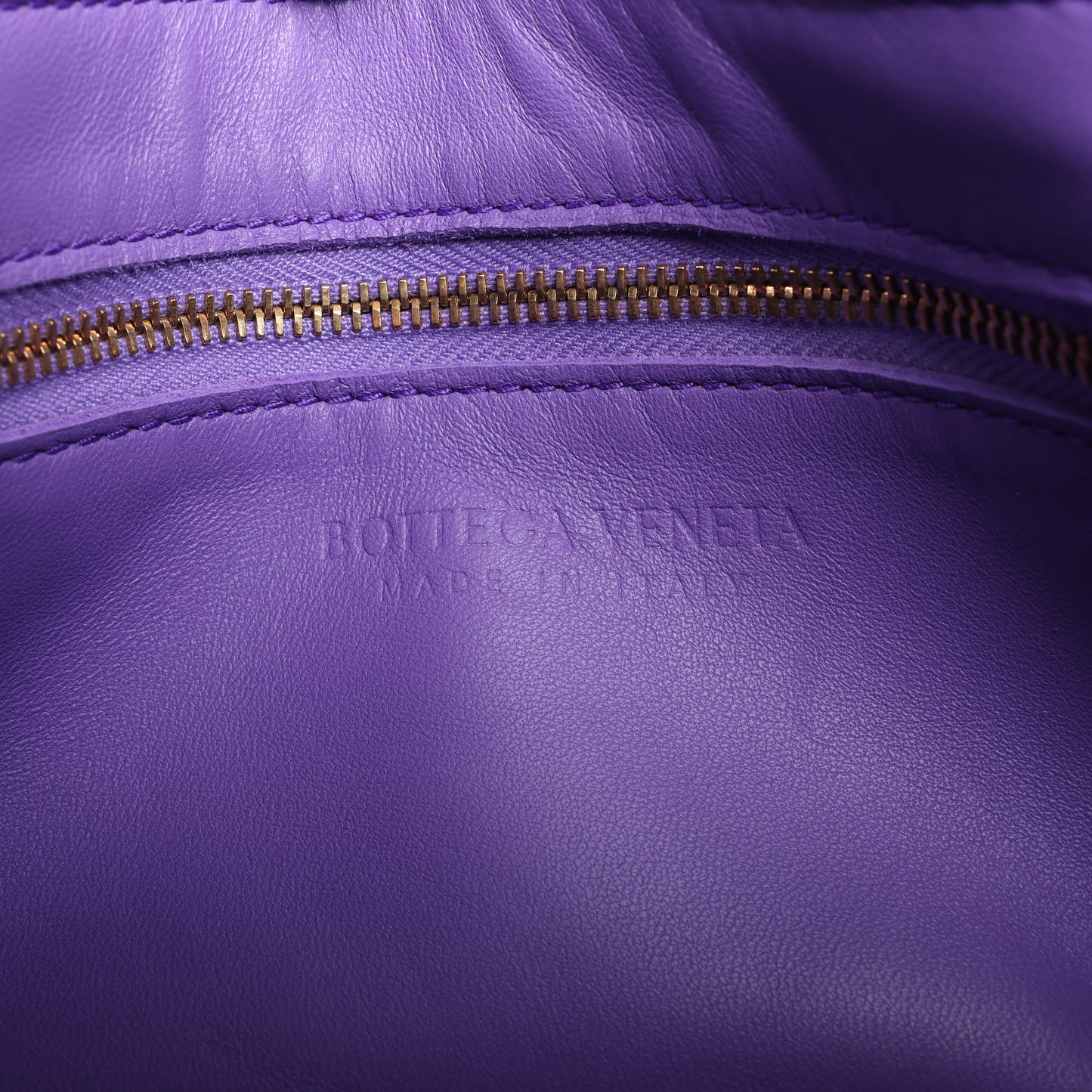 Bottega Veneta Maxi Intrecciato Kassetten-Umhängetasche aus Leder in Lila