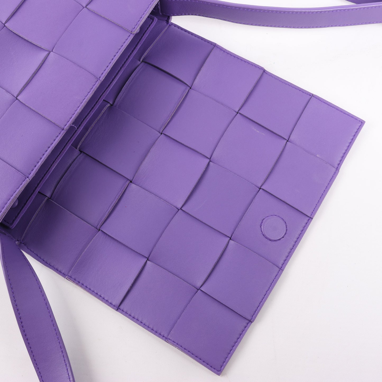Bottega Veneta Maxi Intrecciato Kassetten-Umhängetasche aus Leder in Lila