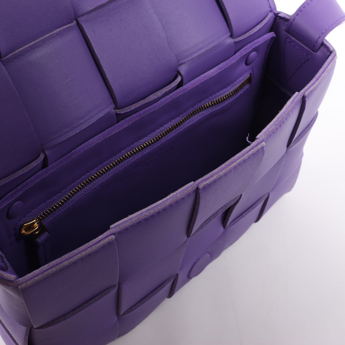 Bottega Veneta Maxi Intrecciato Kassetten-Umhängetasche aus Leder in Lila