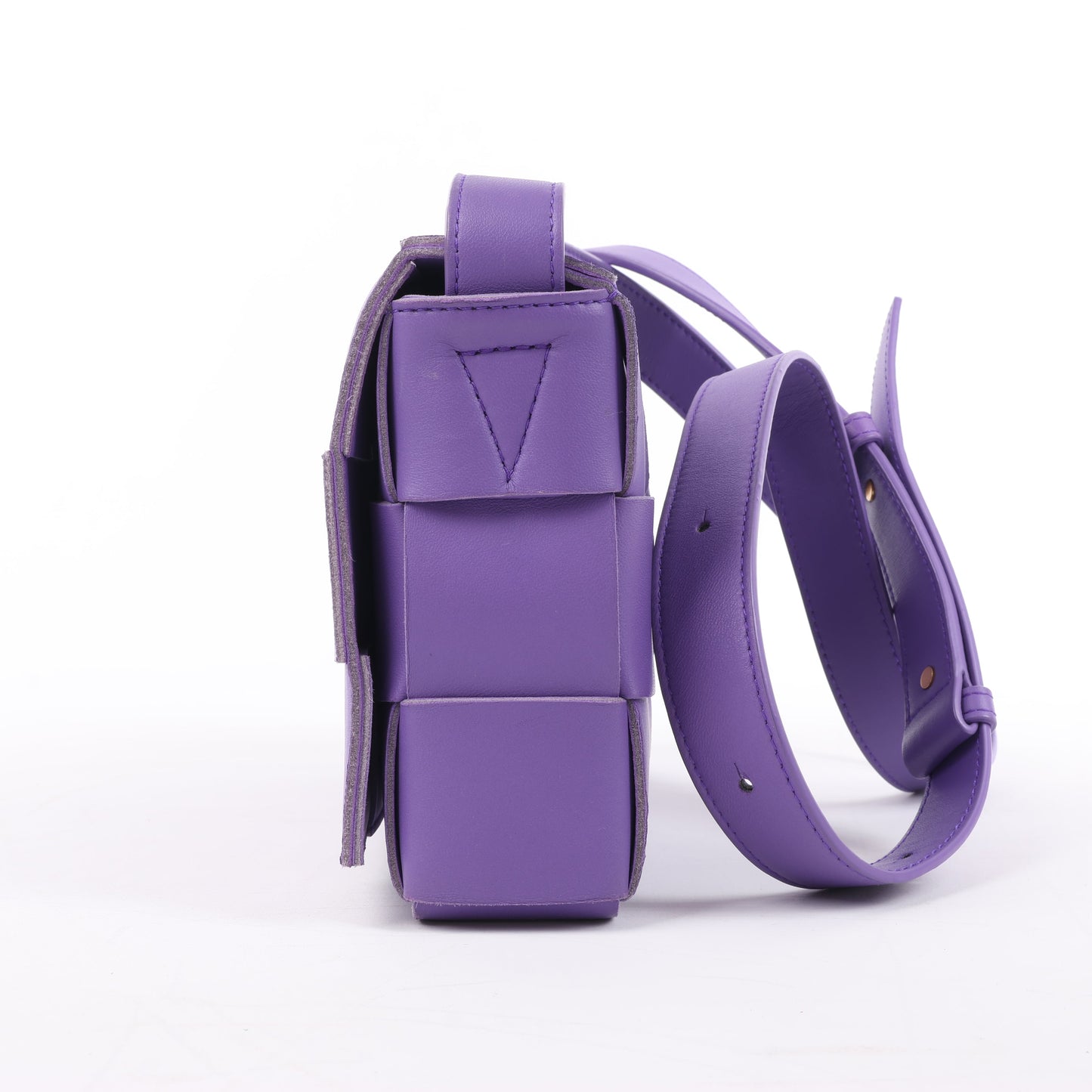 Bottega Veneta Maxi Intrecciato Kassetten-Umhängetasche aus Leder in Lila