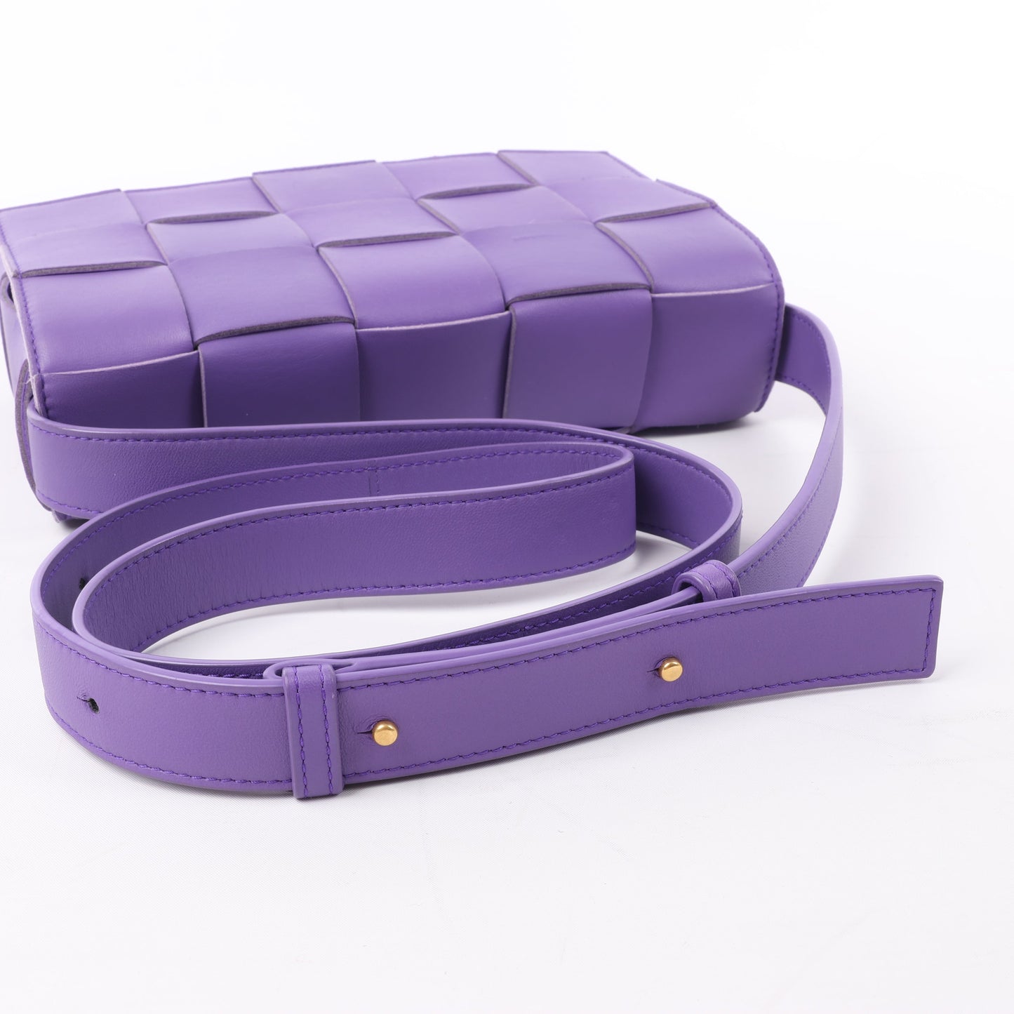 Bottega Veneta Maxi Intrecciato Kassetten-Umhängetasche aus Leder in Lila
