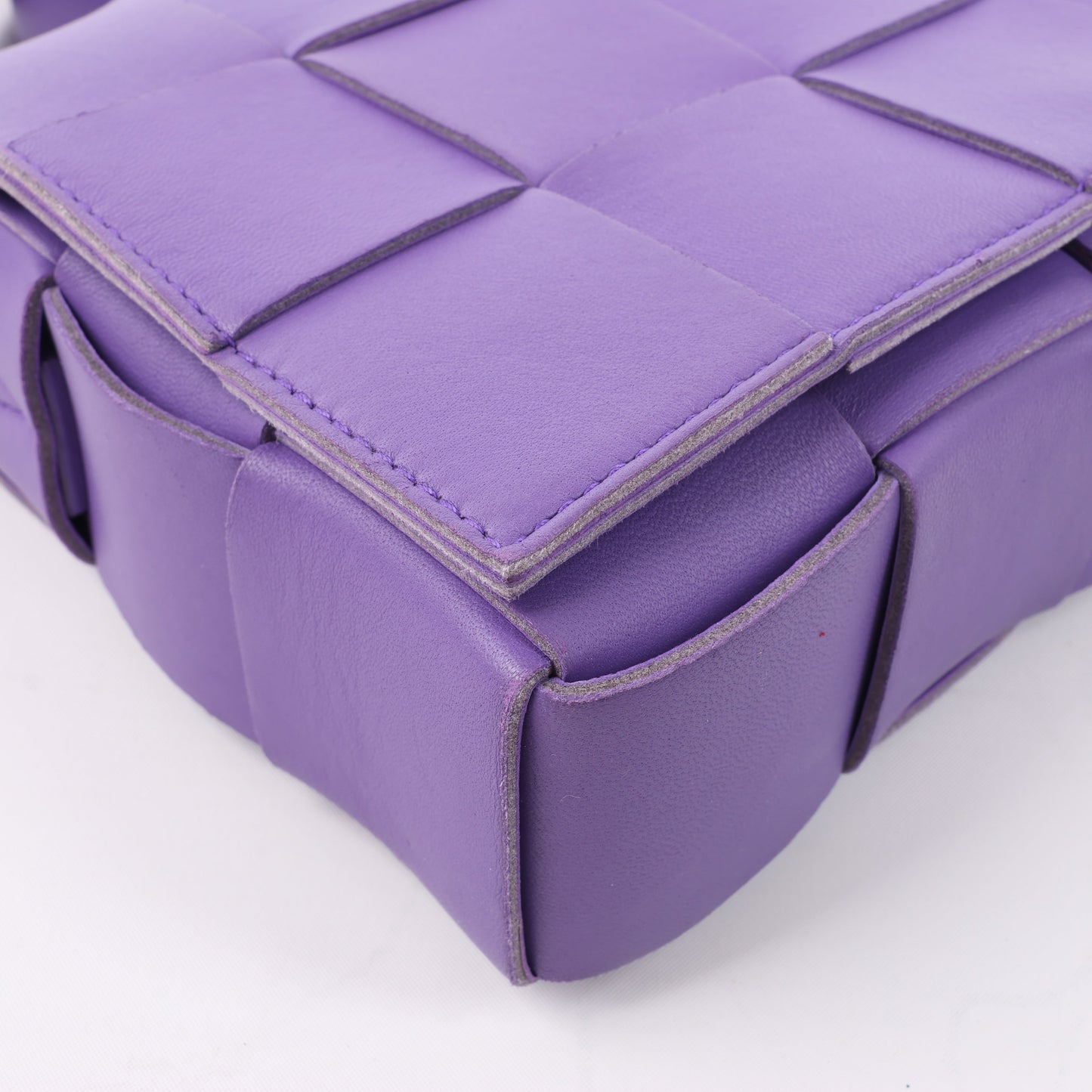 Bottega Veneta Maxi Intrecciato Kassetten-Umhängetasche aus Leder in Lila