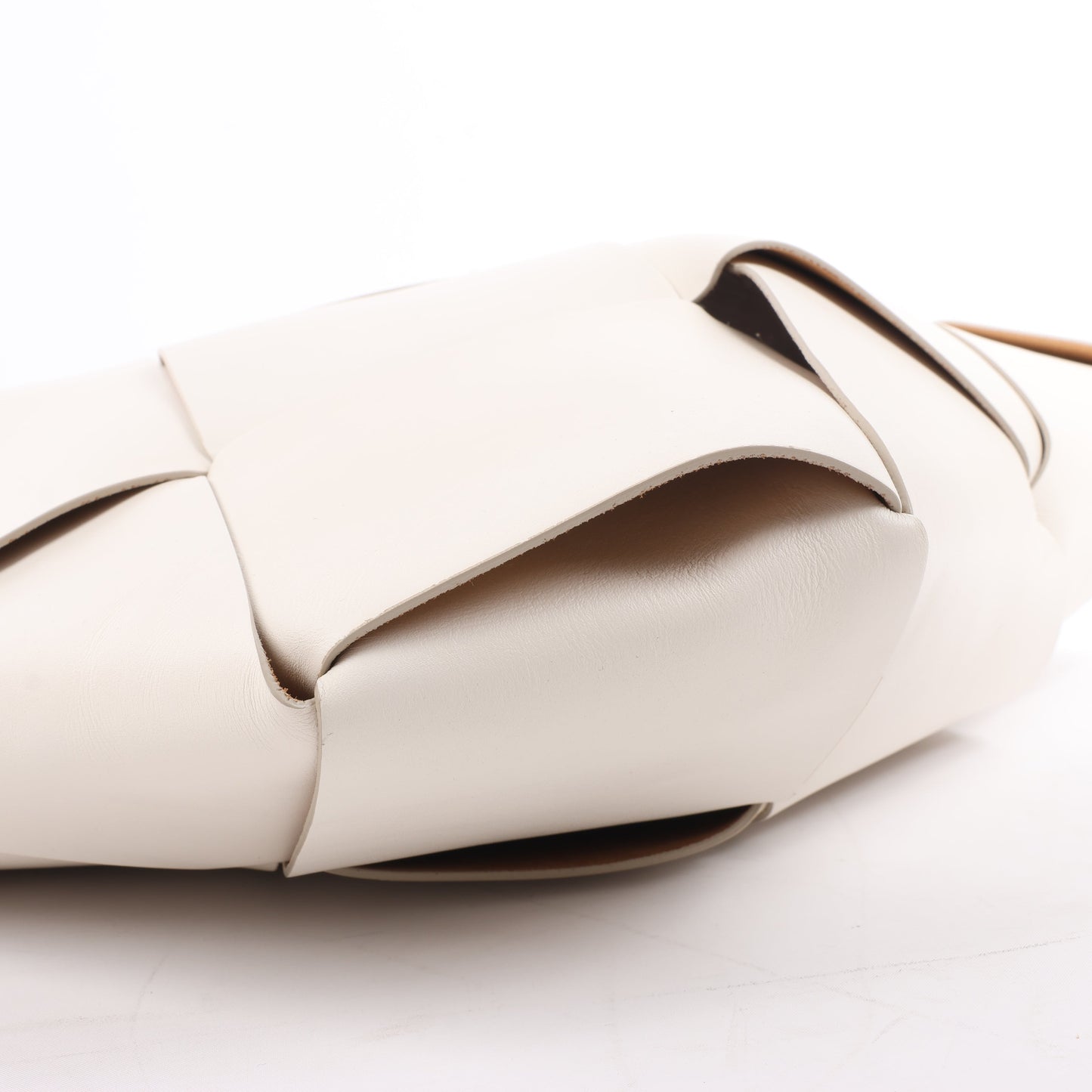 Bottega Veneta Maxi Intrecciato Lederhandtasche in Weiß