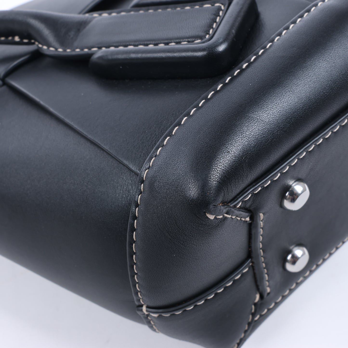 Bottega Veneta Arco Maxi Intrecciato Lederhandtasche in Schwarz