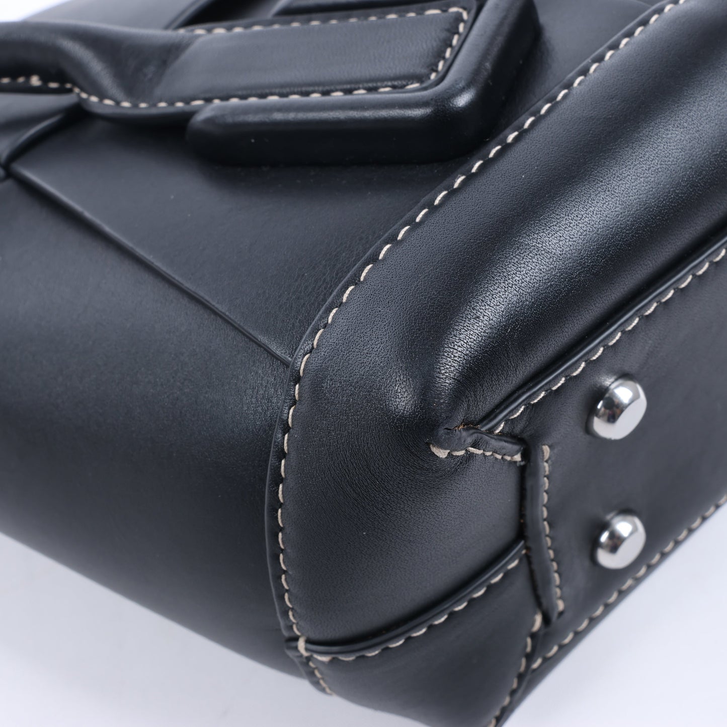 Bottega Veneta Arco Maxi Intrecciato Lederhandtasche in Schwarz