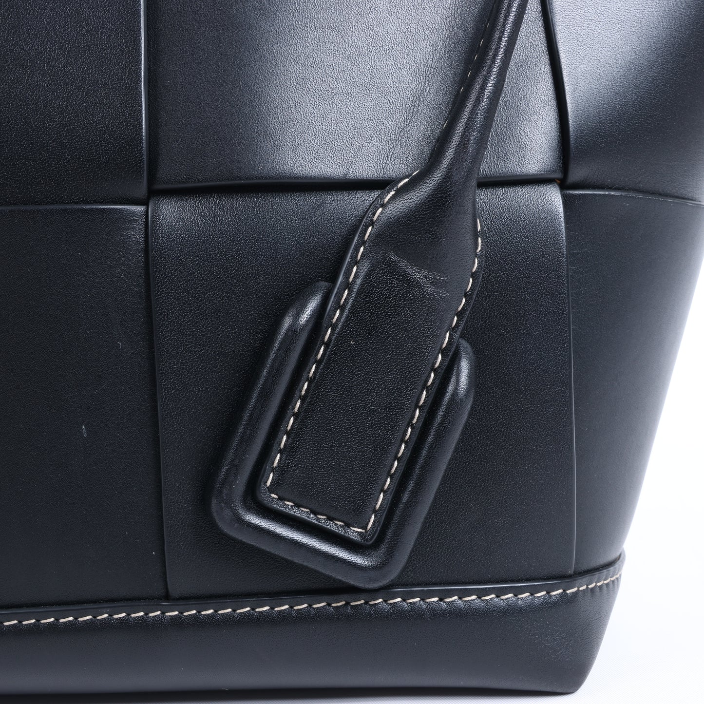 Bottega Veneta Arco Maxi Intrecciato Lederhandtasche in Schwarz