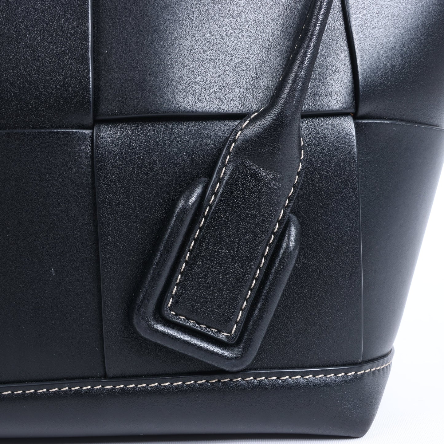 Bottega Veneta Arco Maxi Intrecciato Lederhandtasche in Schwarz