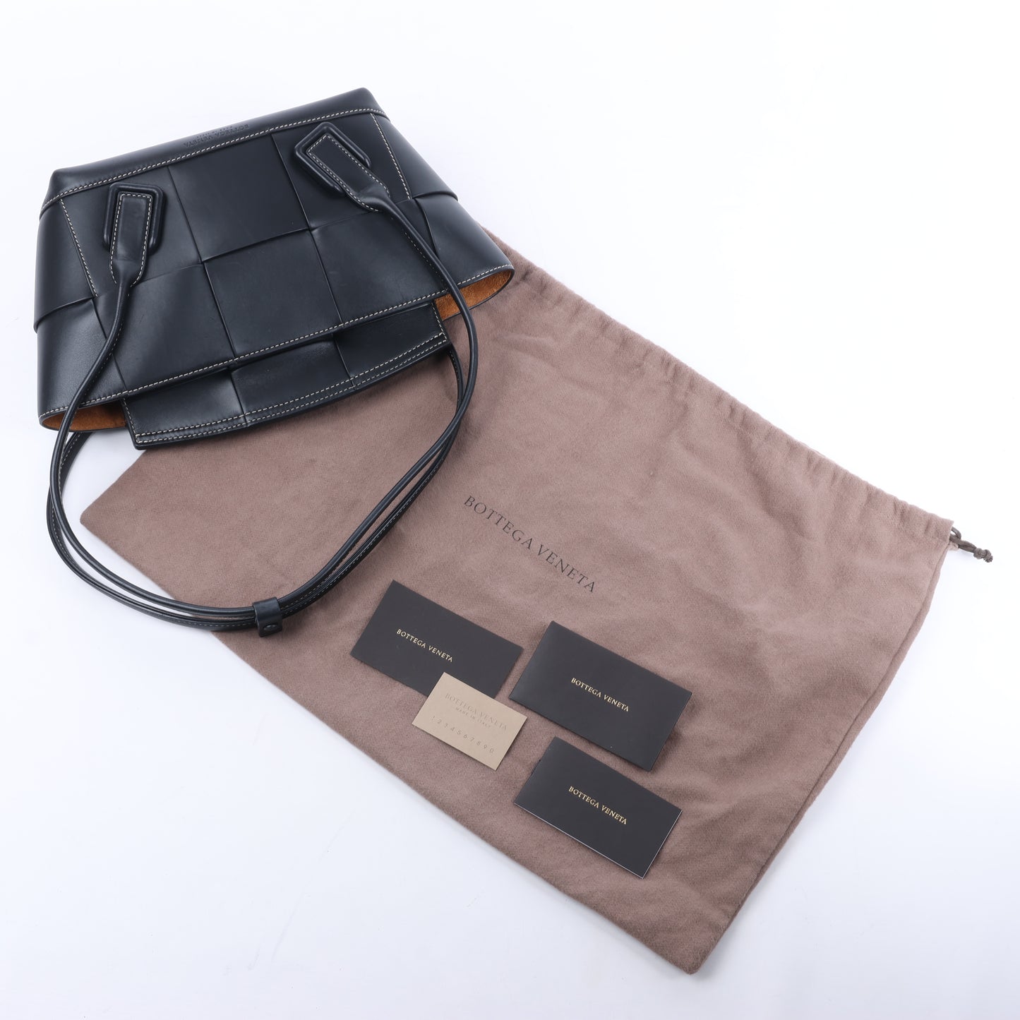 Bottega Veneta Arco Maxi Intrecciato Lederhandtasche in Schwarz