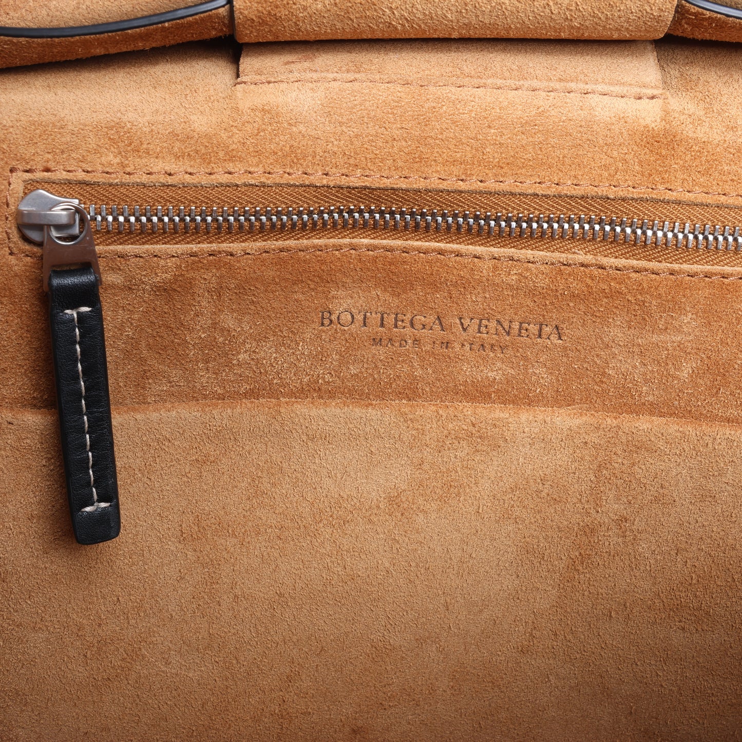 Bottega Veneta Arco Maxi Intrecciato Lederhandtasche in Schwarz