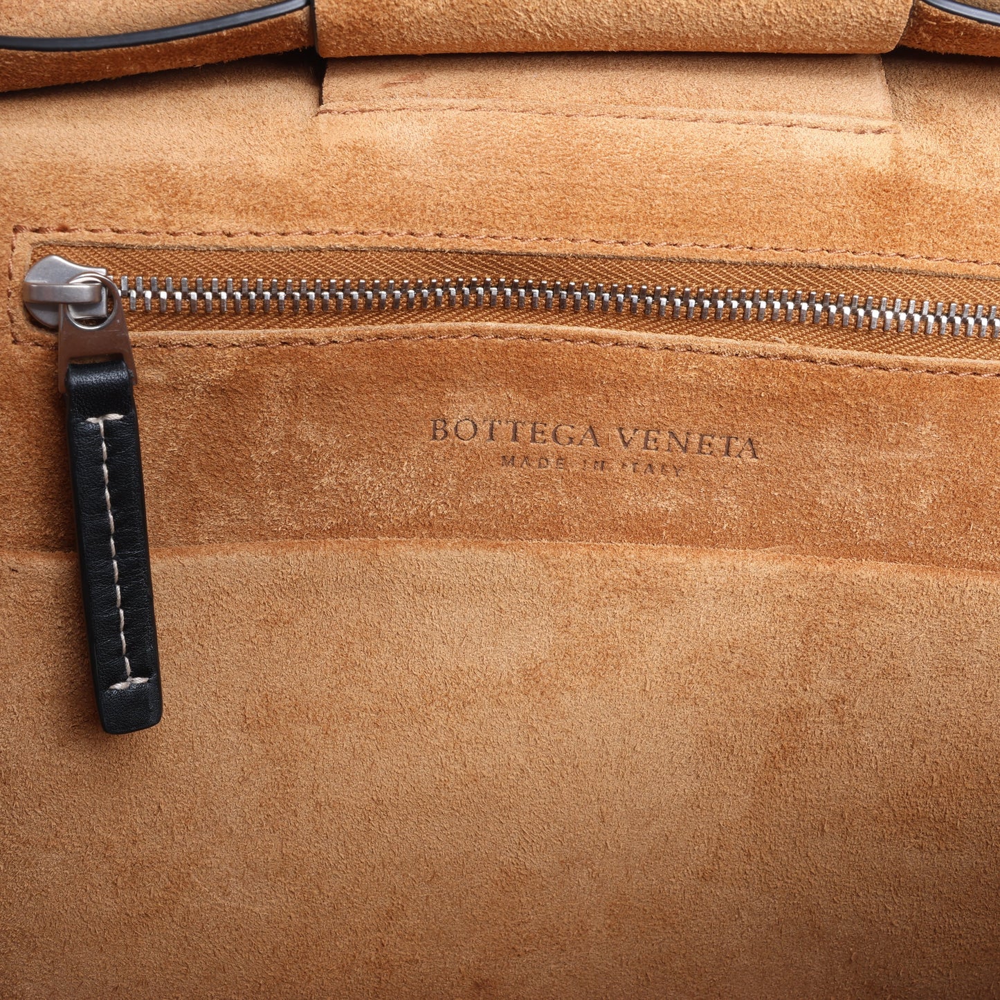 Bottega Veneta Arco Maxi Intrecciato Lederhandtasche in Schwarz