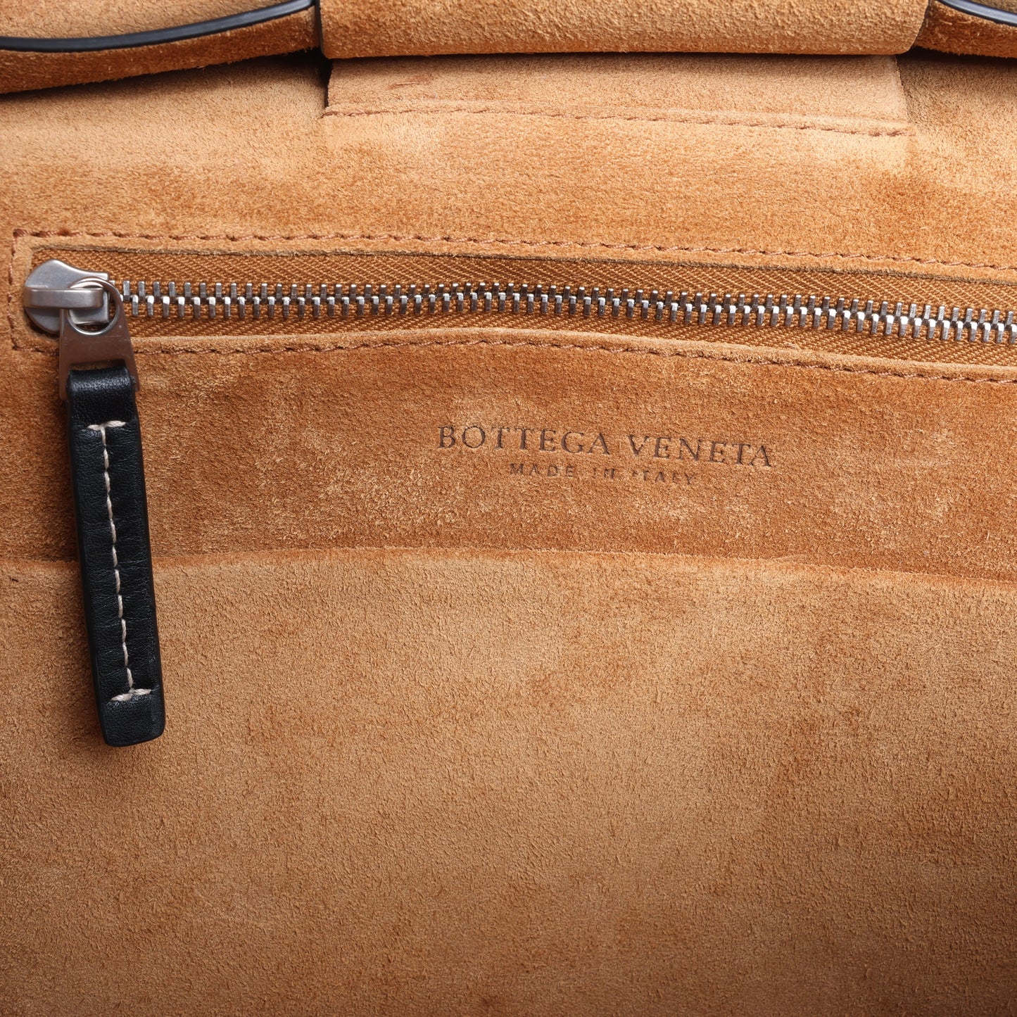 Bottega Veneta Arco Maxi Intrecciato Lederhandtasche in Schwarz
