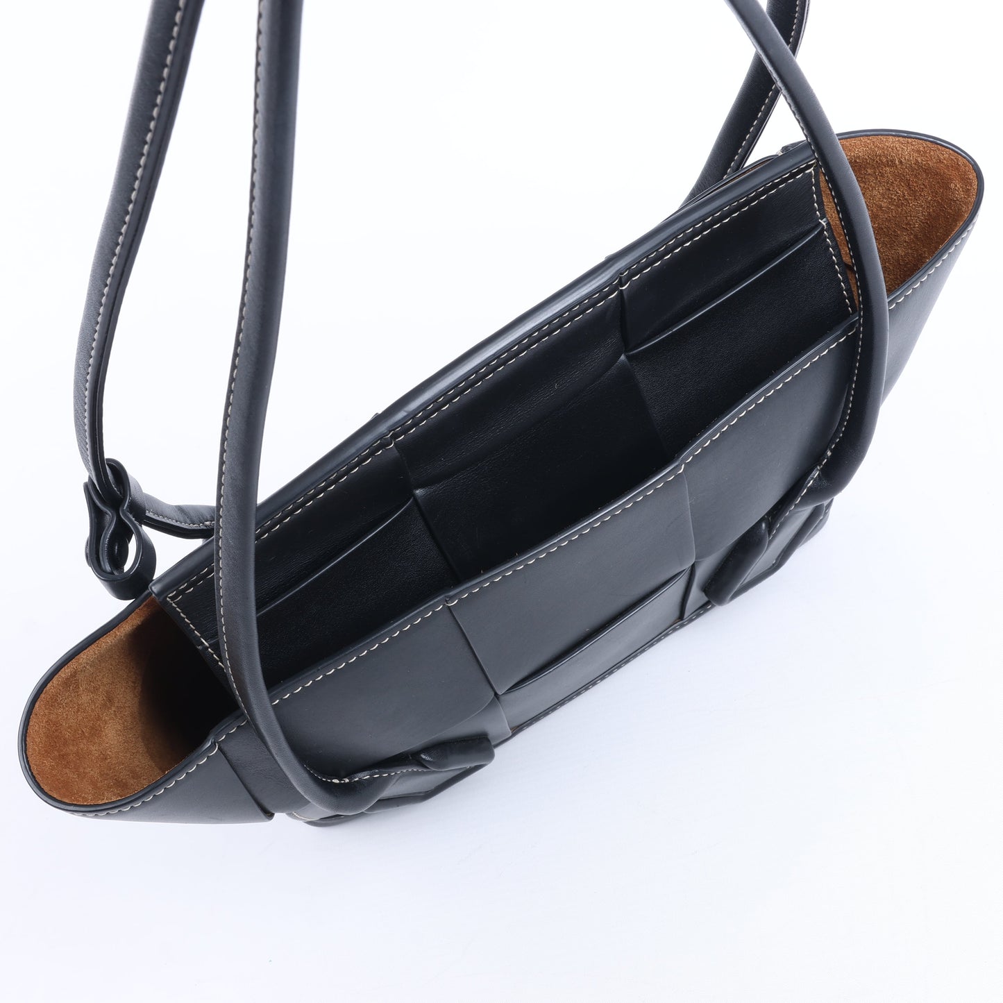 Bottega Veneta Arco Maxi Intrecciato Lederhandtasche in Schwarz