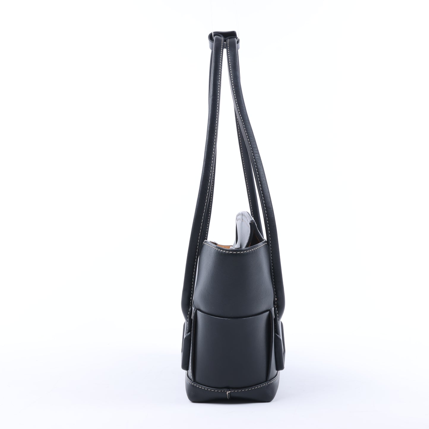 Bottega Veneta Arco Maxi Intrecciato Lederhandtasche in Schwarz