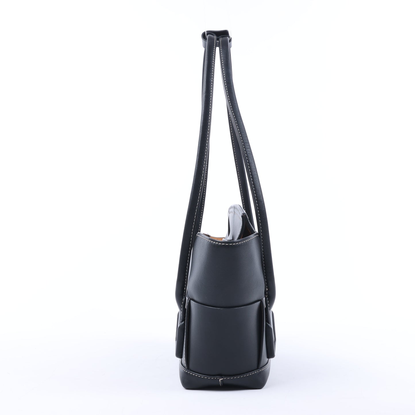 Bottega Veneta Arco Maxi Intrecciato Lederhandtasche in Schwarz