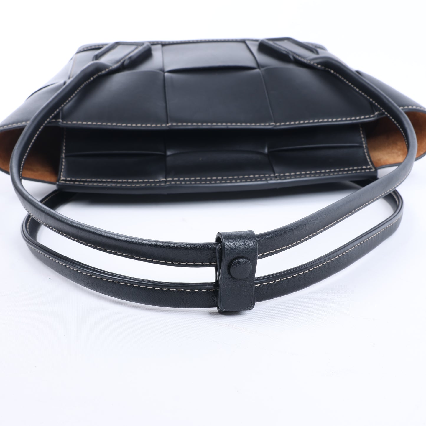 Bottega Veneta Arco Maxi Intrecciato Lederhandtasche in Schwarz