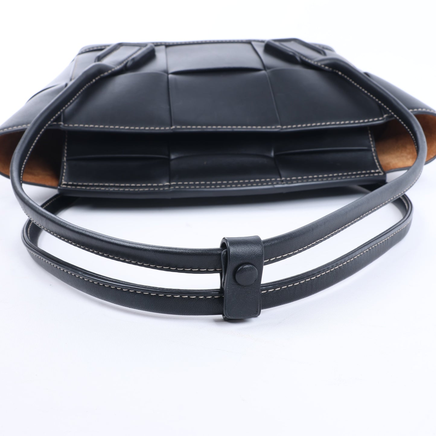 Bottega Veneta Arco Maxi Intrecciato Lederhandtasche in Schwarz