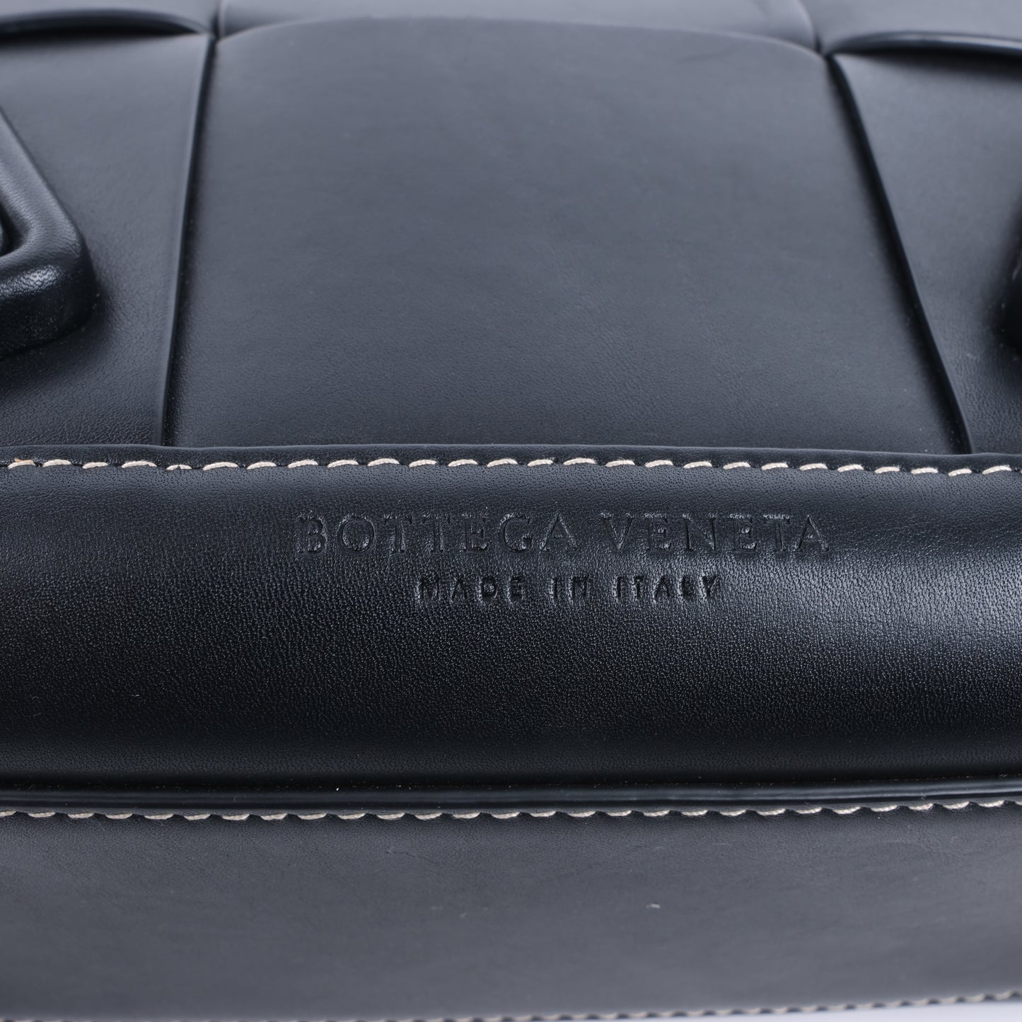 Bottega Veneta Arco Maxi Intrecciato Lederhandtasche in Schwarz