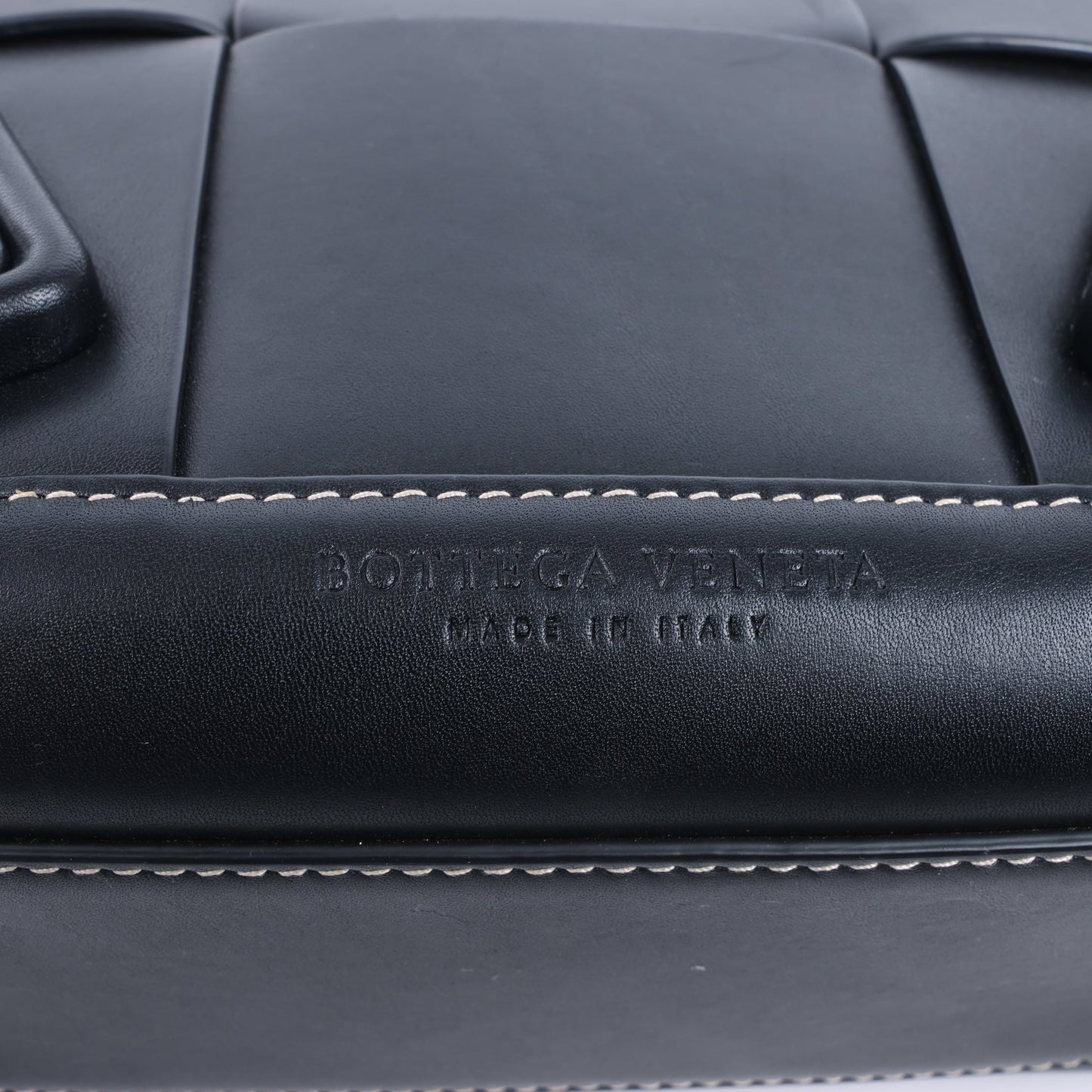 Bottega Veneta Arco Maxi Intrecciato Lederhandtasche in Schwarz