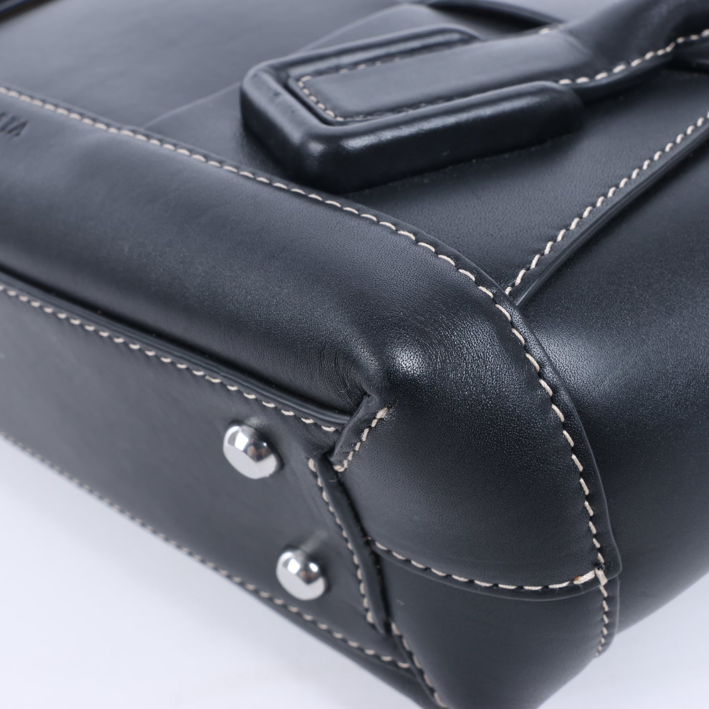 Bottega Veneta Arco Maxi Intrecciato Lederhandtasche in Schwarz